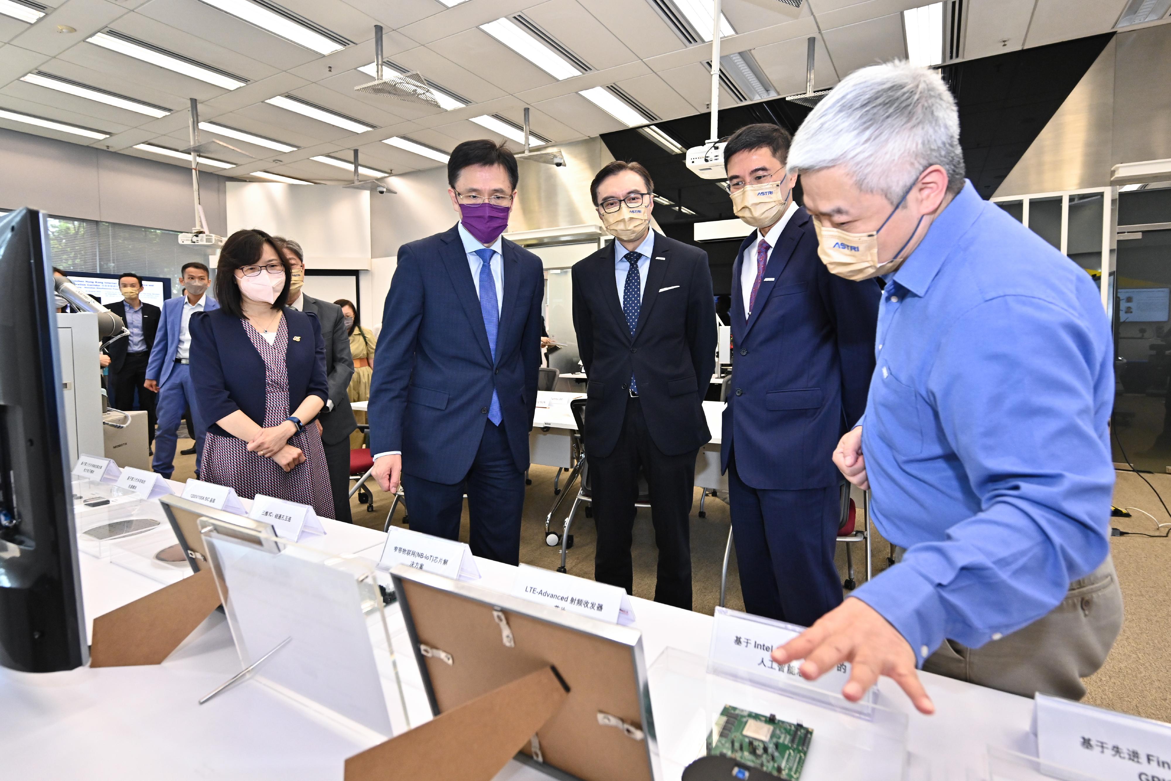 The Secretary for Innovation, Technology and Industry, Professor Sun Dong (second left), accompanied by the Commissioner for Innovation and Technology, Ms Rebecca Pun (first left), visits the Hong Kong Applied Science and Technology Research Institute (ASTRI) today (July 19) and receives a briefing on the work and R&D technologies of ASTRI. Looking on are the Chairman of ASTRI, Mr Sunny Lee (centre), and the Chief Executive Officer of ASTRI, Dr Denis Yip (second right).