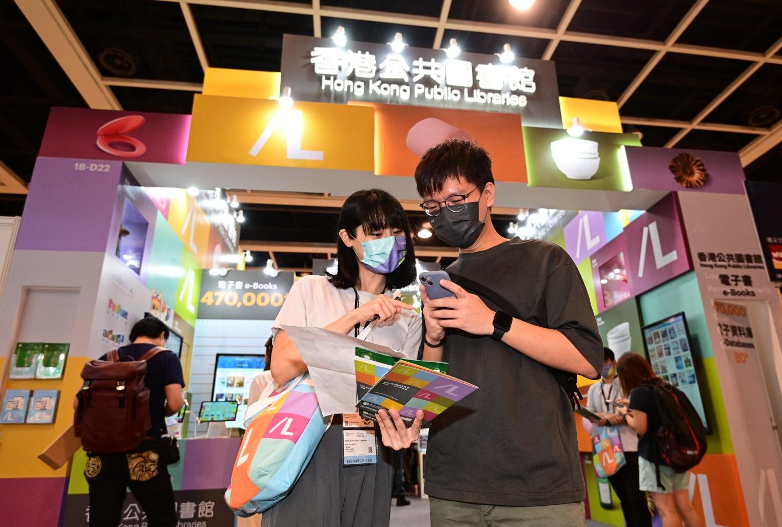 The Hong Kong Public Libraries (HKPL) has set up a booth at the Hong Kong Book Fair from today (July 20) to July 26 to introduce the rich e-resources of the HKPL. Readers can try the HKPL's e-resources on-site and experience the convenient online library services.