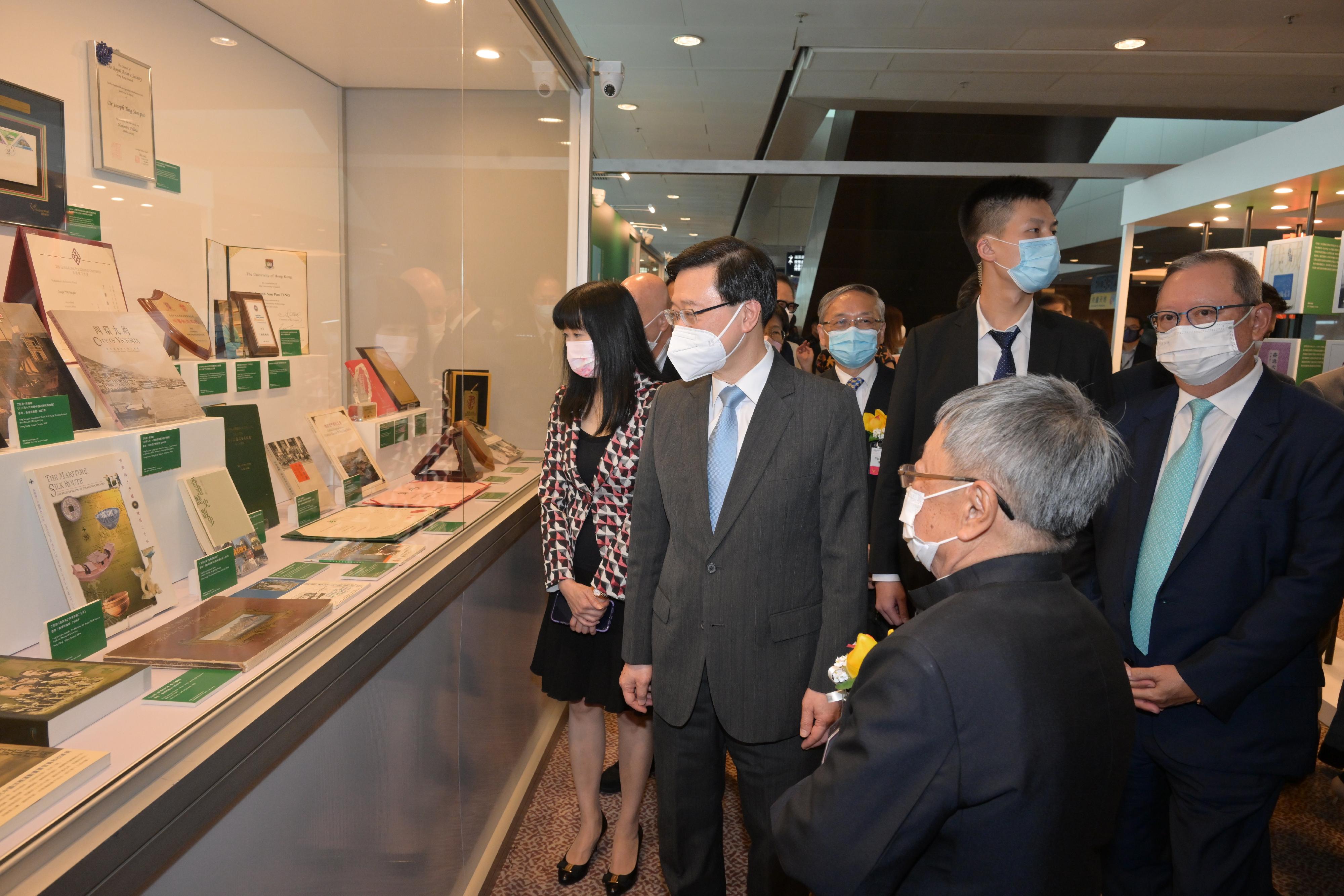 行政長官李家超今日（七月二十日）出席香港書展2022開幕典禮。圖示李家超（左二）參觀「文藝廊」展區。