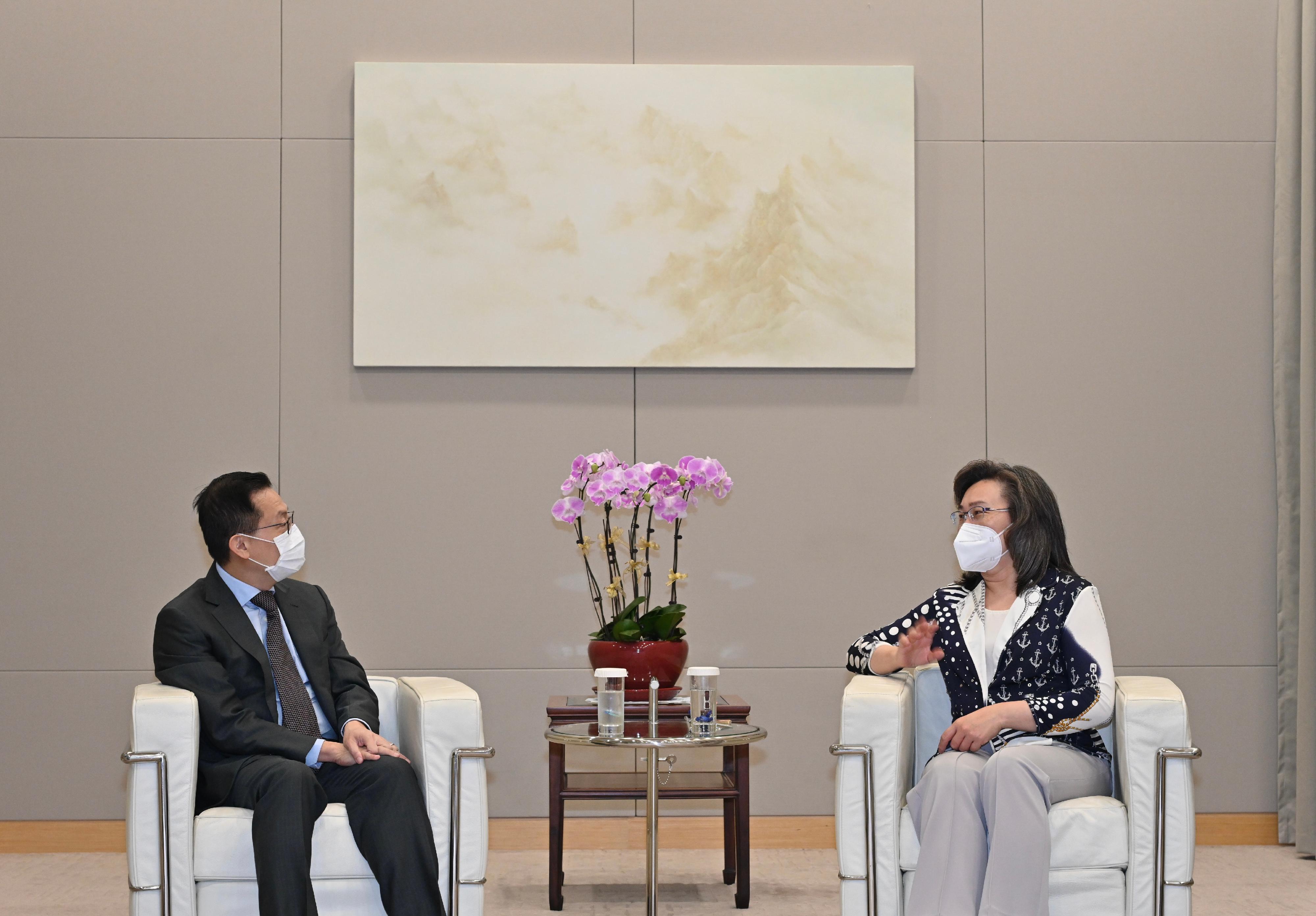 公务员事务局局长杨何蓓茵（右）今日（七月二十日）在政府总部与新加坡公务员首长叶成昌（左）会面。