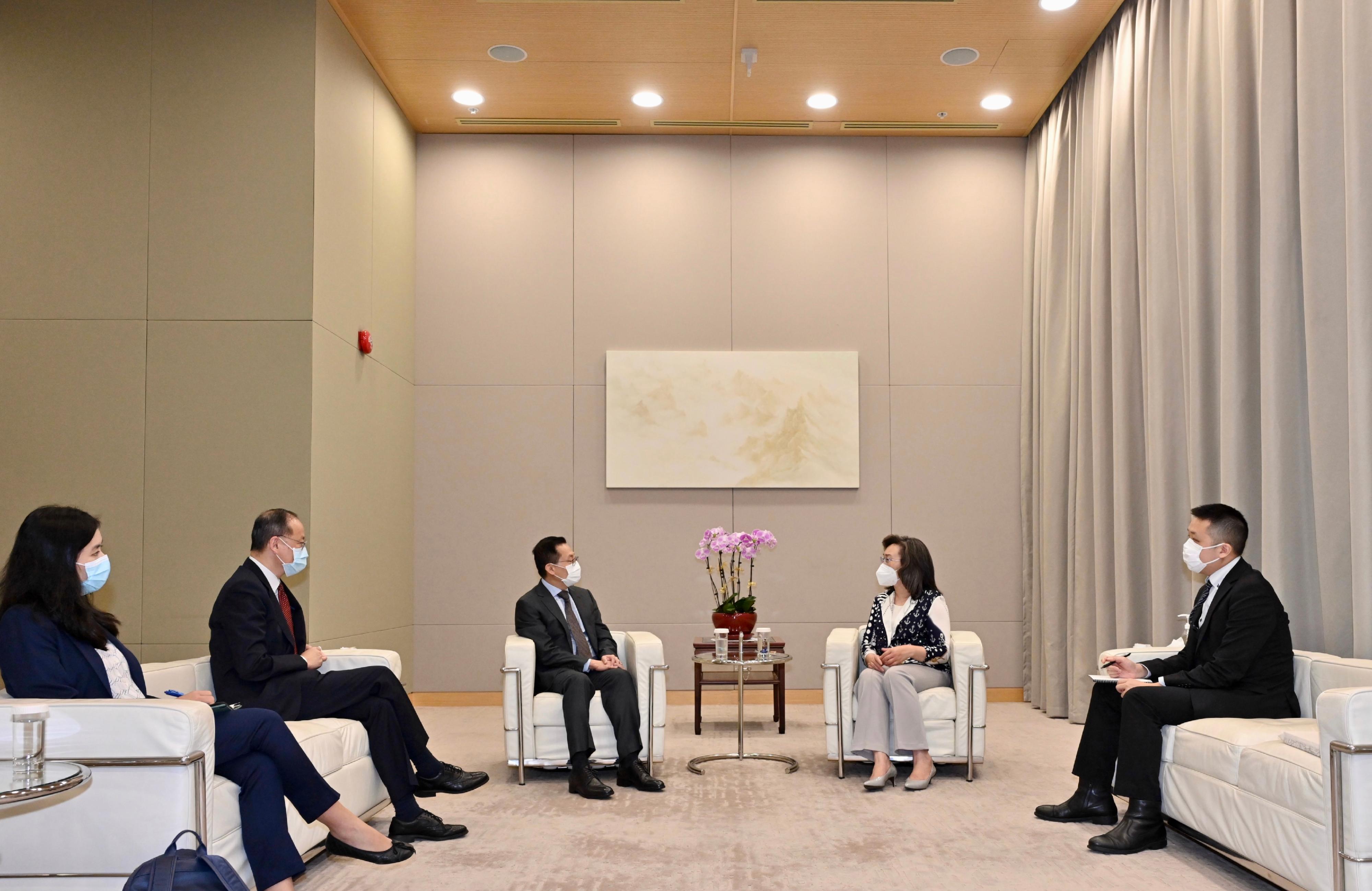 The Secretary for the Civil Service, Mrs Ingrid Yeung (second right), meets with the Head of Civil Service of Singapore, Mr Leo Yip (third right), at the Central Government Offices today (July 20). While reciprocal visits between the civil services could not be materialised in the past two years under the COVID-19 epidemic, Mrs Yeung looks forward to resuming and enhancing exchanges and co-operation between the two places in future. The Consul-General of the Republic of Singapore in Hong Kong, Mr Ong Siew Gay (second left), was also present at the meeting.