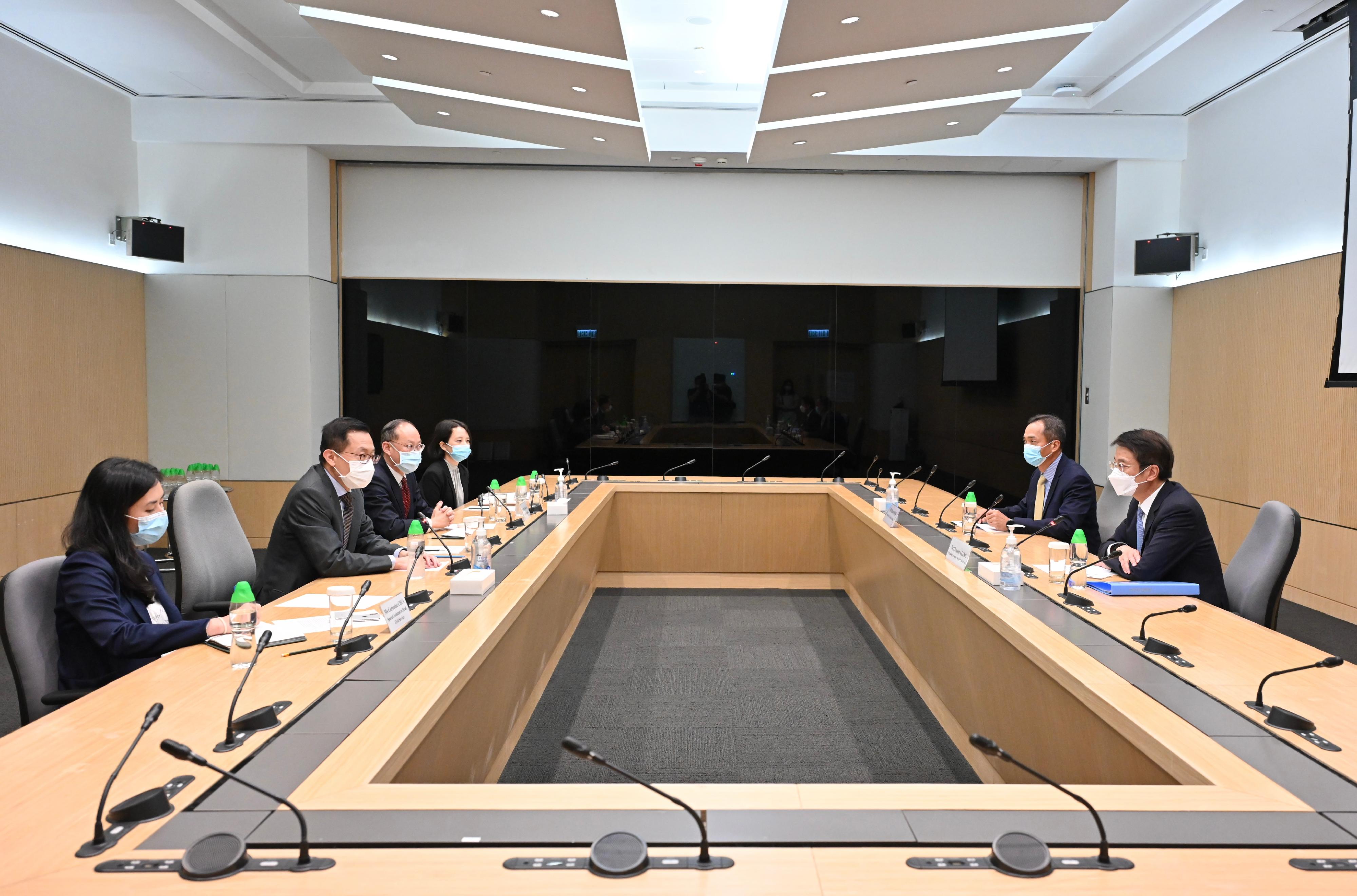 The Permanent Secretary for the Civil Service, Mr Clement Leung (first right), accompanied by the Head of the Civil Service College, Mr Oscar Kwok (second right), meets with the Head of Civil Service of Singapore, Mr Leo Yip (second left), on enhancing training and co-operation between the two civil services at the Central Government Offices today (July 20). The Consul-General of the Republic of Singapore in Hong Kong, Mr Ong Siew Gay (third left), was also present at the meeting.