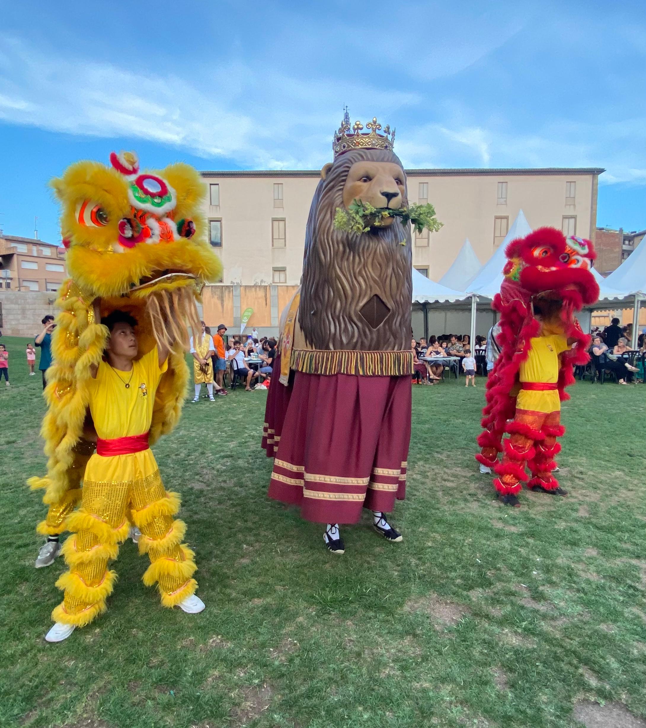 The Hong Kong Economic and Trade Office in Brussels and Create Hong Kong supported the 19th Asian Summer Film Festival in Vic, Spain, from July 19 to 24. Photo shows a lion from Vic's traditional folklore dancing with two Hong Kong lions during the "Hong Kong night" on July 19 (Vic time).