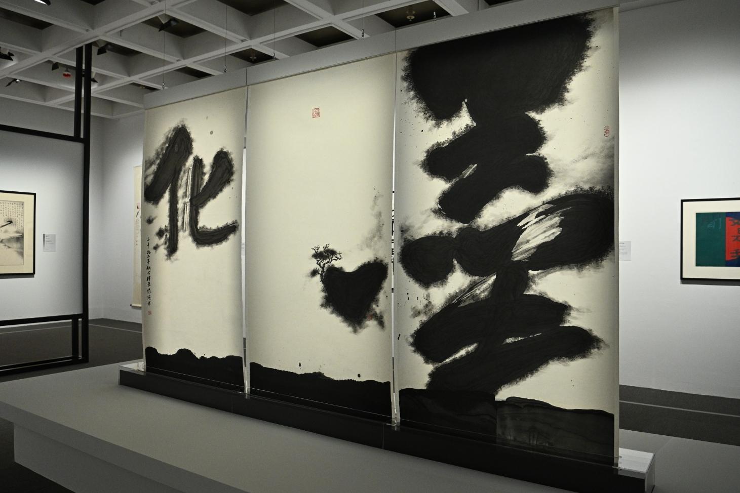 香港藝術館明日（七月二十二日）起舉行「漢字城韻──書法中的詩舞畫樂」展覽。圖示靳埭強的《墨化》。