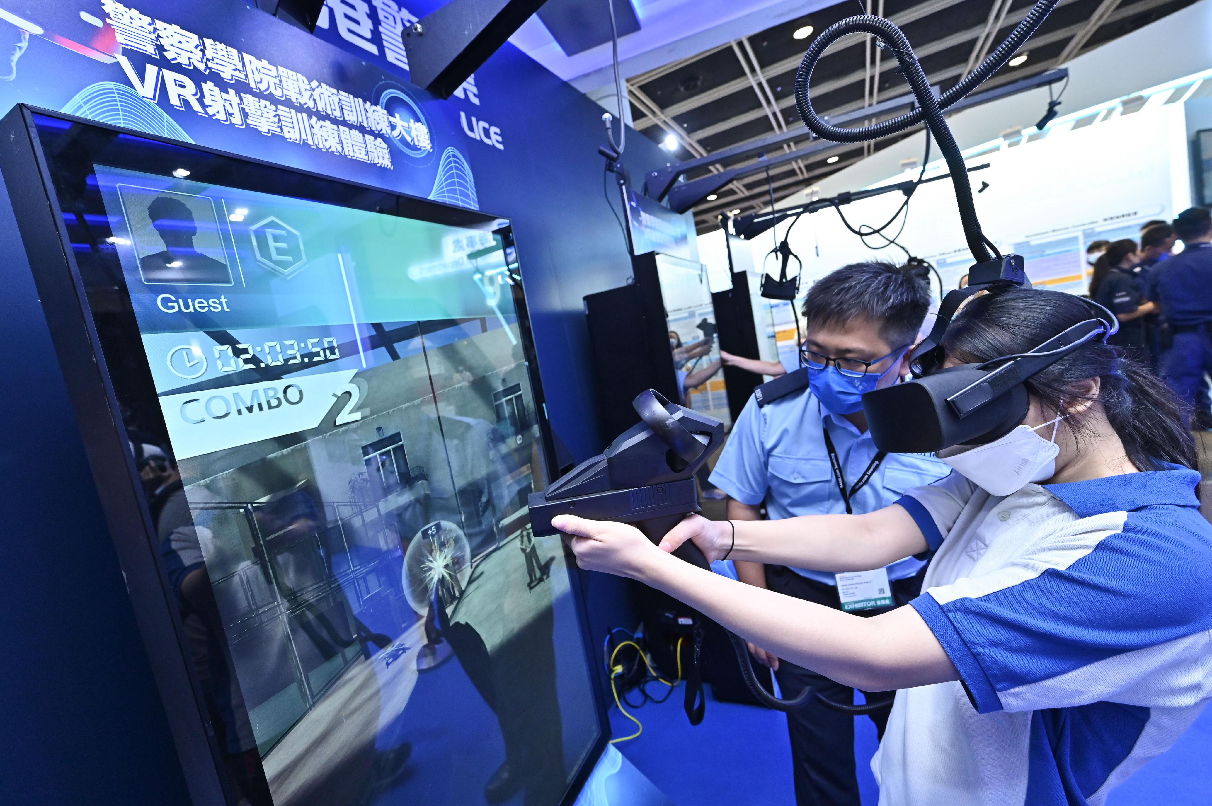 The Police Force introduces its work and provides recruitment information to visitors at the four-day Education and Careers Expo 2022 starting today (July 21). Photo shows a participant taking part in the immersive Virtual Reality simulated police firearms training.