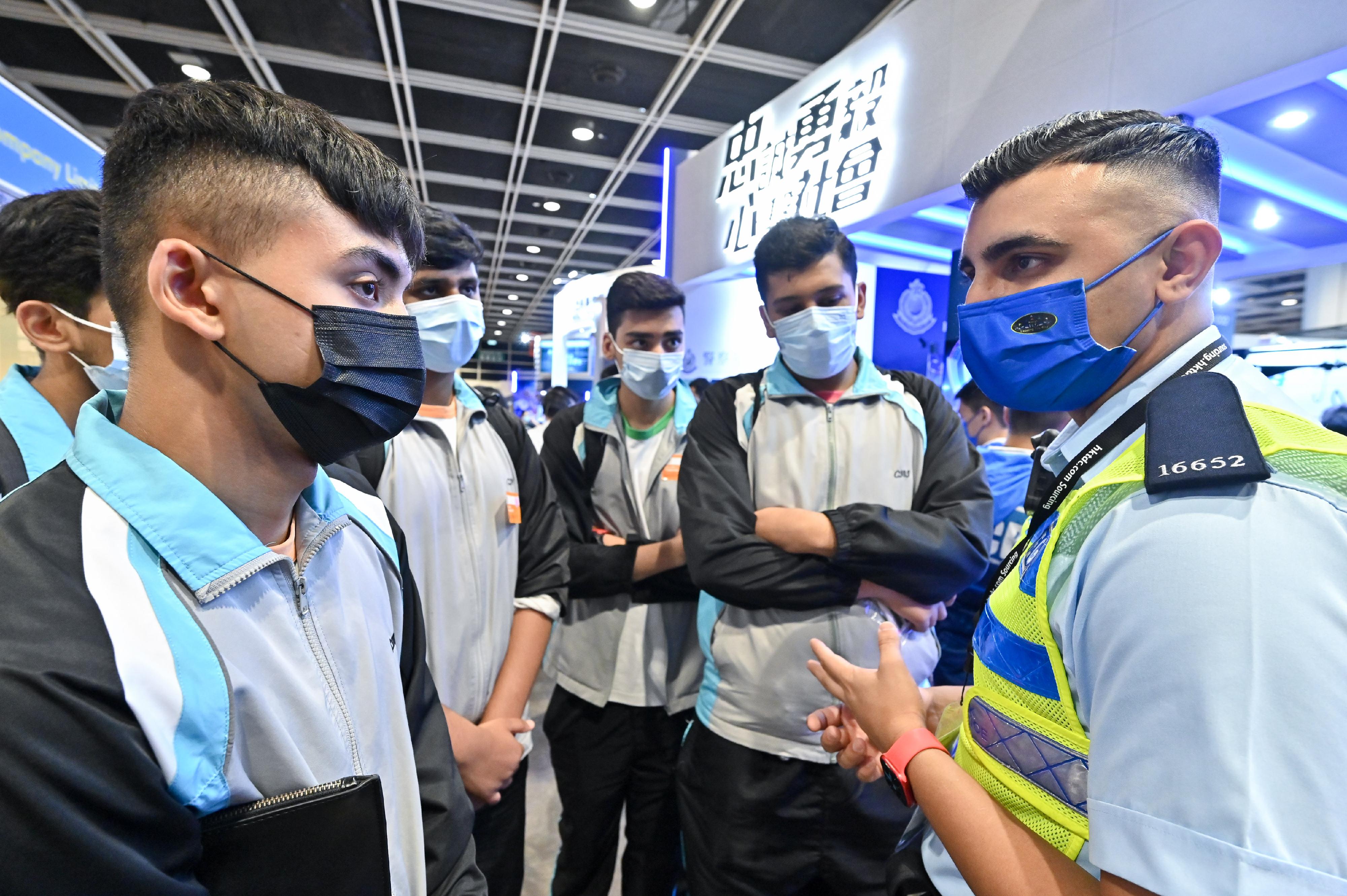 The Police Force introduces its work and provides recruitment information to visitors at the four-day Education and Careers Expo 2022 starting today (July 21). Photo shows a non-ethnic Chinese officer introducing Police works to visitors.