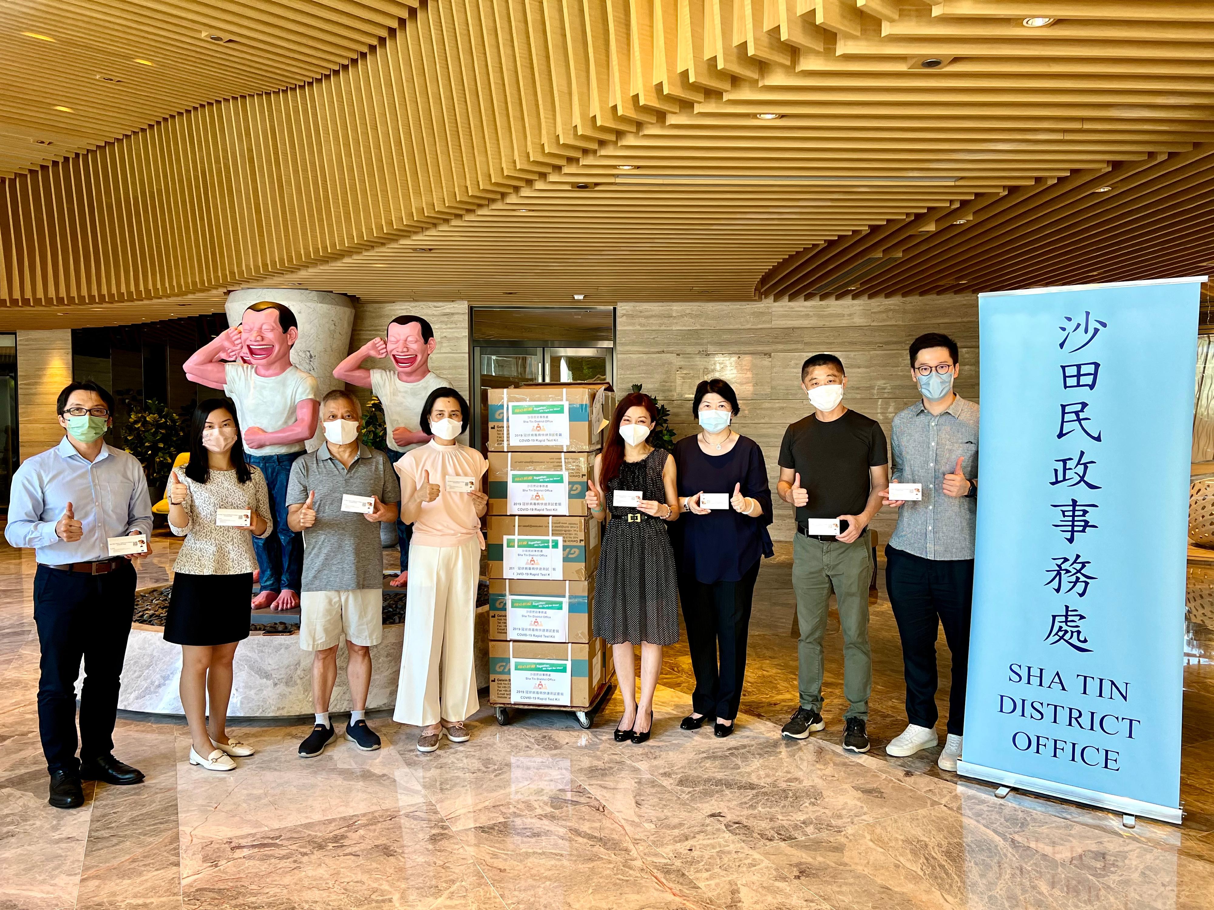 The Sha Tin District Office today (July 21) distributed COVID-19 rapid test kits to households, cleansing workers and property management staff living and working in Double Cove for voluntary testing through the owners’ committee.  