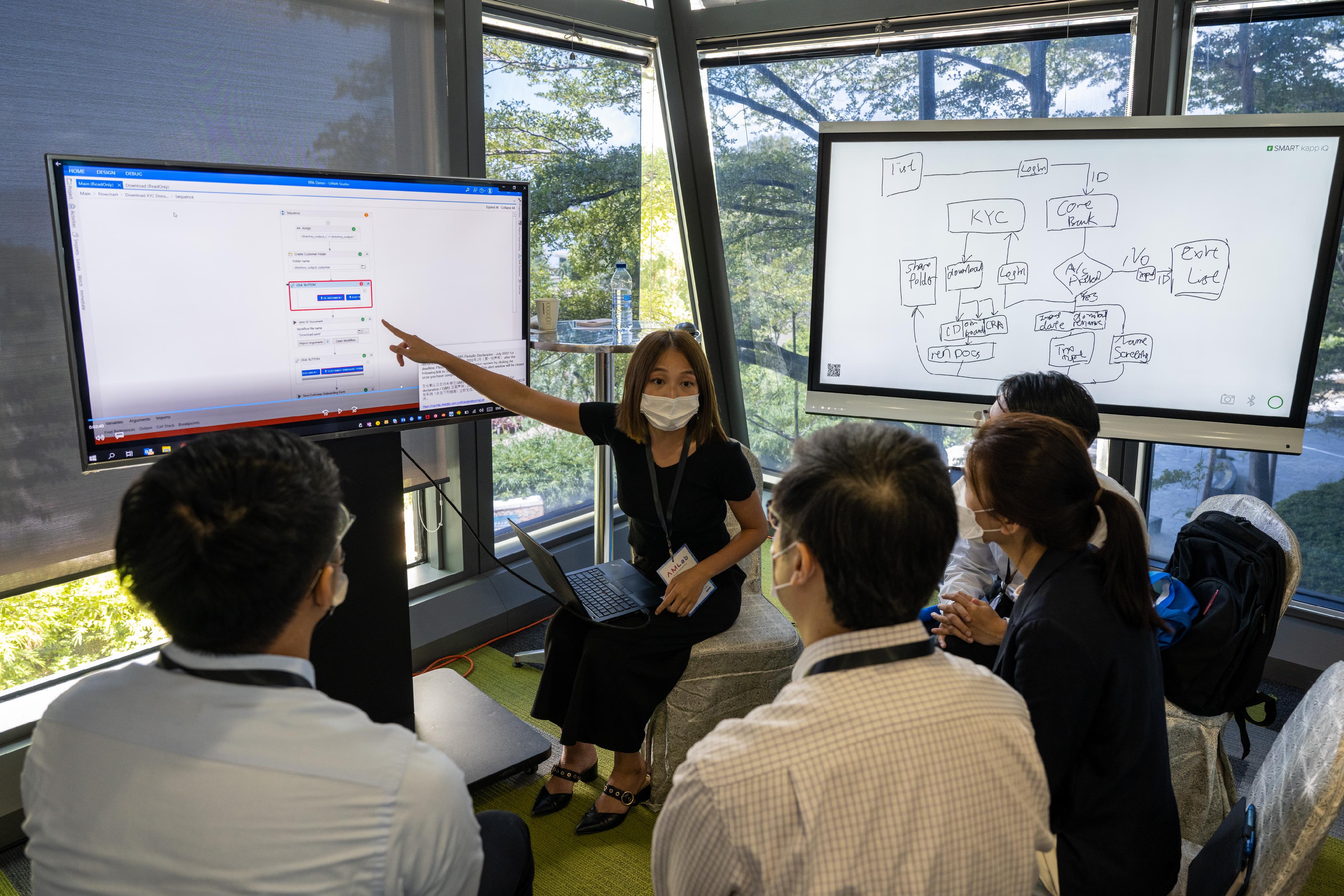 The Hong Kong Monetary Authority and Cyberport, supported by Deloitte, co-organised today (July 21) the second Anti-Money Laundering Regtech Lab. Photo shows participating banks collaborating with technical experts to gain hands-on experience with "enabling technologies" and explore potential use cases.