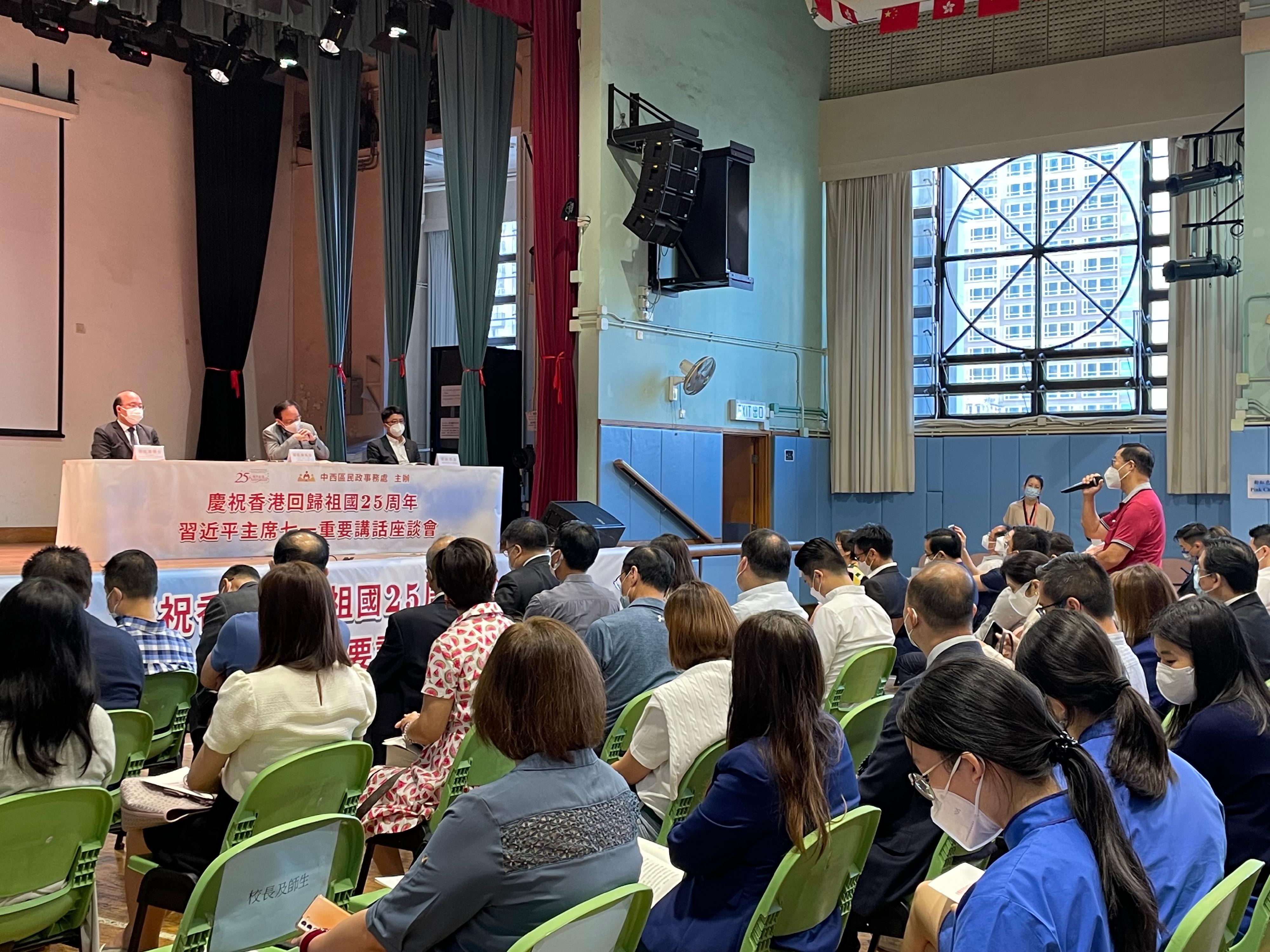 The Central and Western District Office yesterday (July 21) held the "Session to Learn About the Spirit of President Xi's Important Speech" at Sai Ying Pun Community Complex. Photo shows Hong Kong Deputy to the National People's Congress Mr Ip Kwok-him (centre); Member of the Legislative Council and the Associate Director of the China Economic Research Programme of Lingnan University, Dr Chow Man-kong (left); and the Deputy Director General of the Hong Kong Island Sub-office of the Liaison Office of the Central People's Government in the Hong Kong Special Administrative Region, Mr Wang Hui (right), listening to participants' questions attentively.