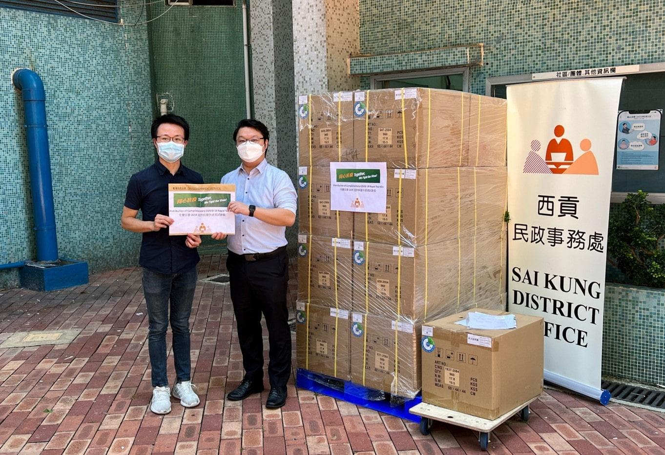 The Sai Kung District Office today (July 22) distributed COVID-19 rapid test kits to households, cleansing workers and property management staff living and working in Chung Ming Court for voluntary testing through the property management company.