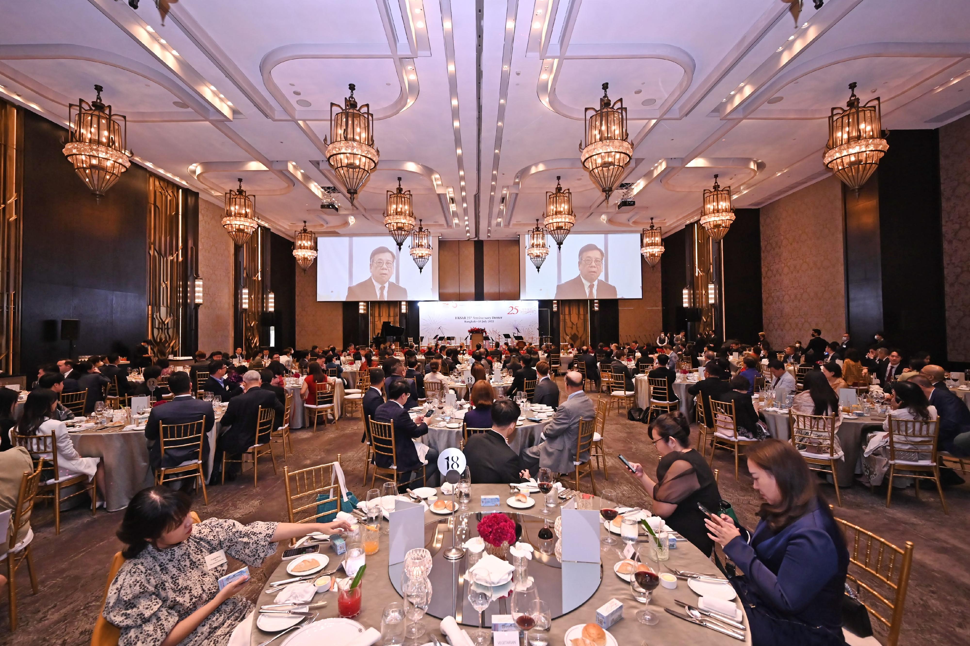 商務及經濟發展局局長丘應樺七月十九日於曼谷舉行的商務晚宴上透過視像發表講話。