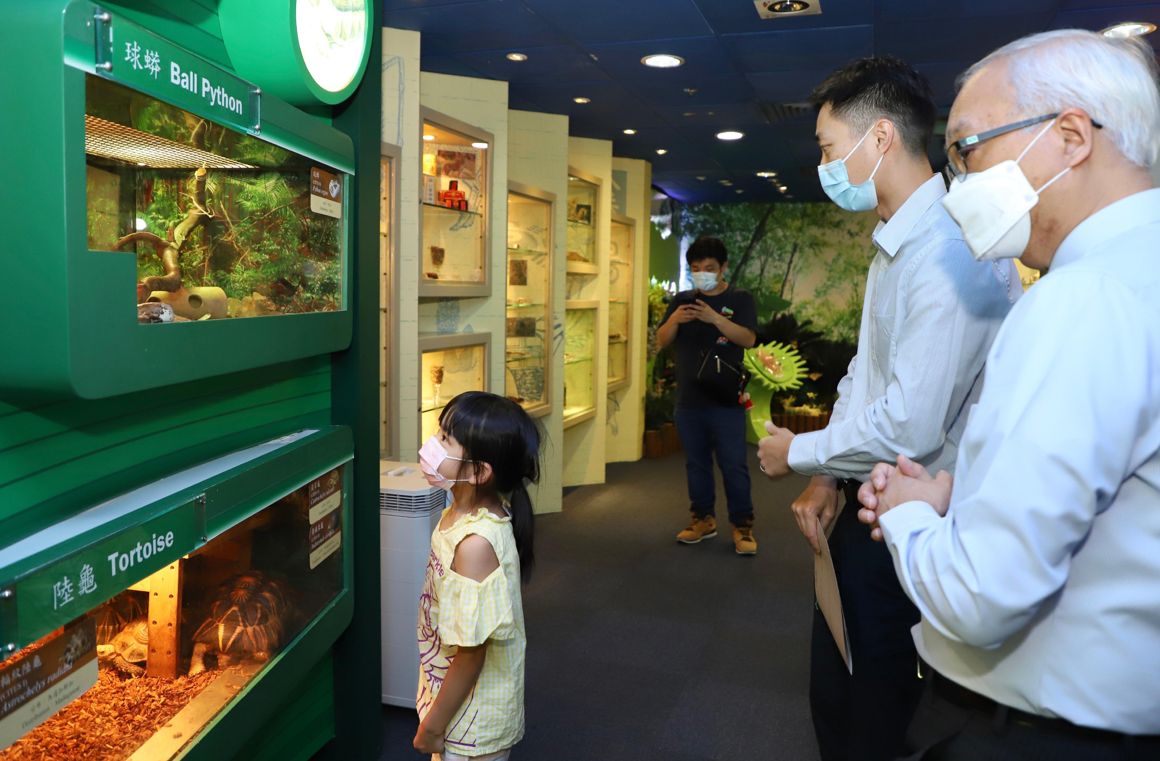 The Secretary for Environment and Ecology, Mr Tse Chin-wan (first right), today (July 22) visits the Endangered Species Resource Centre to learn more about the work of the Agriculture, Fisheries and Conservation Department in protecting endangered species of animals and plants.