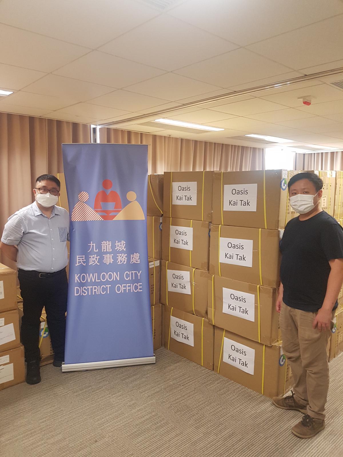 九龍城民政事務處向物業管理公司派發2019冠狀病毒病快速測試套裝，供Oasis Kai Tak的住戶、清潔及物管員工作自願檢測。