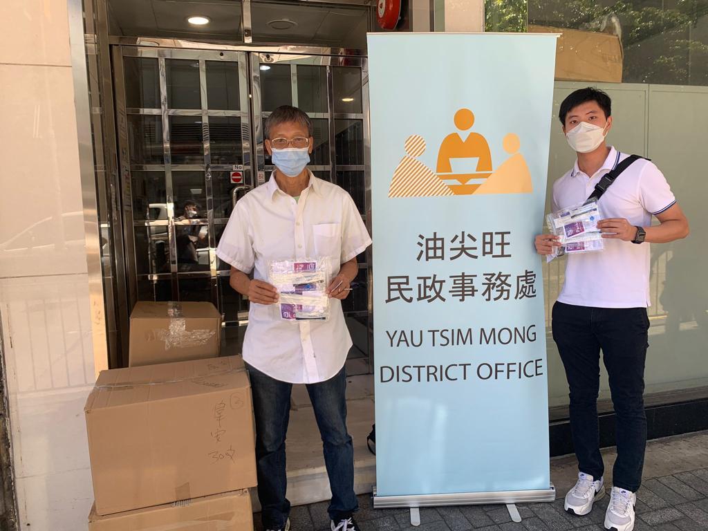 The Yau Tsim Mong District Office today (July 23) distributed COVID-19 rapid test kits to households, cleansing workers and property management staff living and working in residential premises around Kwun Chung Street and Canton Road for voluntary testing through the property management companies and the owners' corporations.