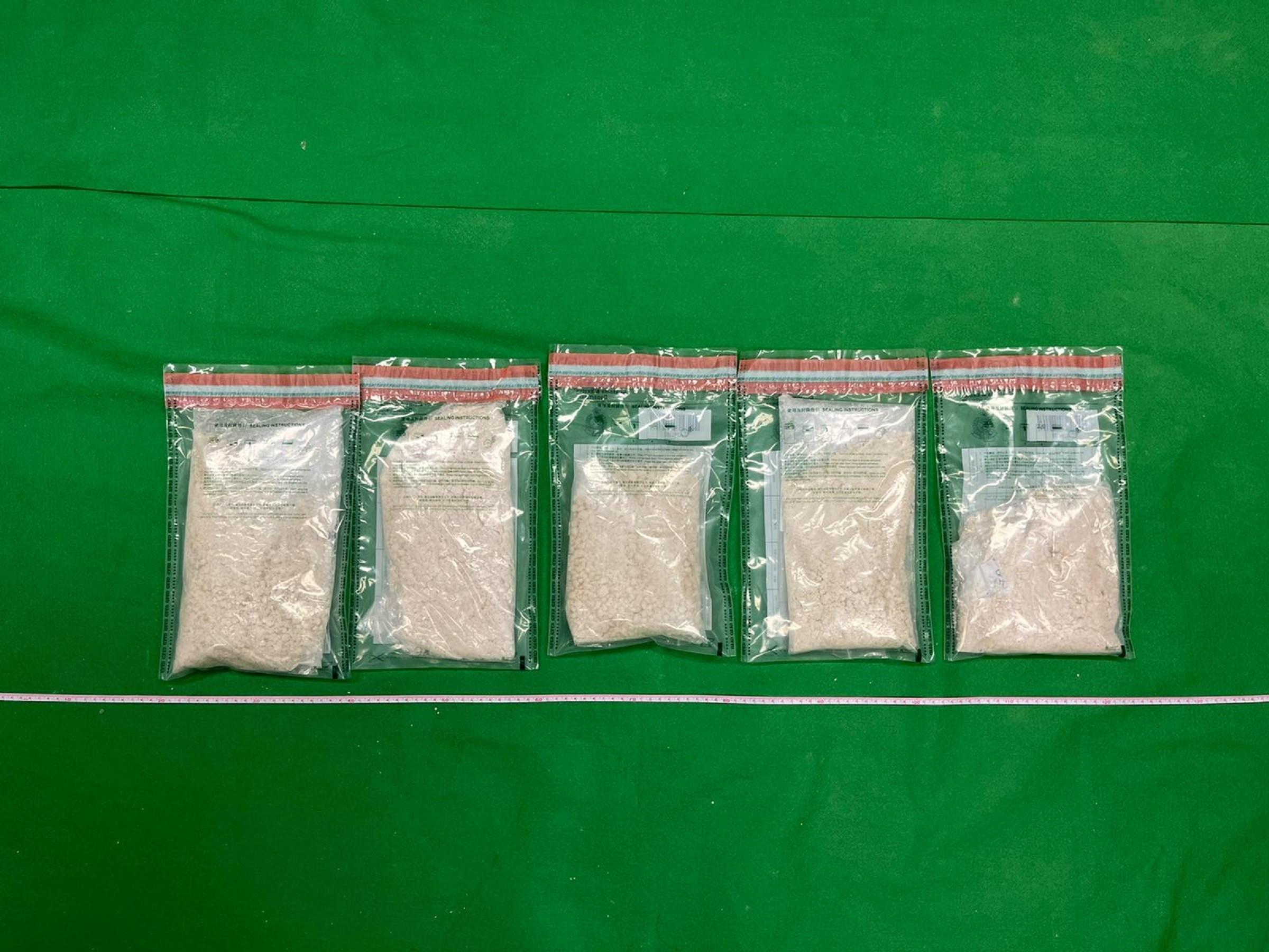 Hong Kong Customs seized about 20 kilograms of suspected heroin and about 2.4kg of suspected cocaine in To Kwa Wan and at Hong Kong International Airport in the past two days (July 21 and 22). The estimated market value was about $18.8 million and about $2.2 million respectively. Photo shows the suspected cocaine seized. 