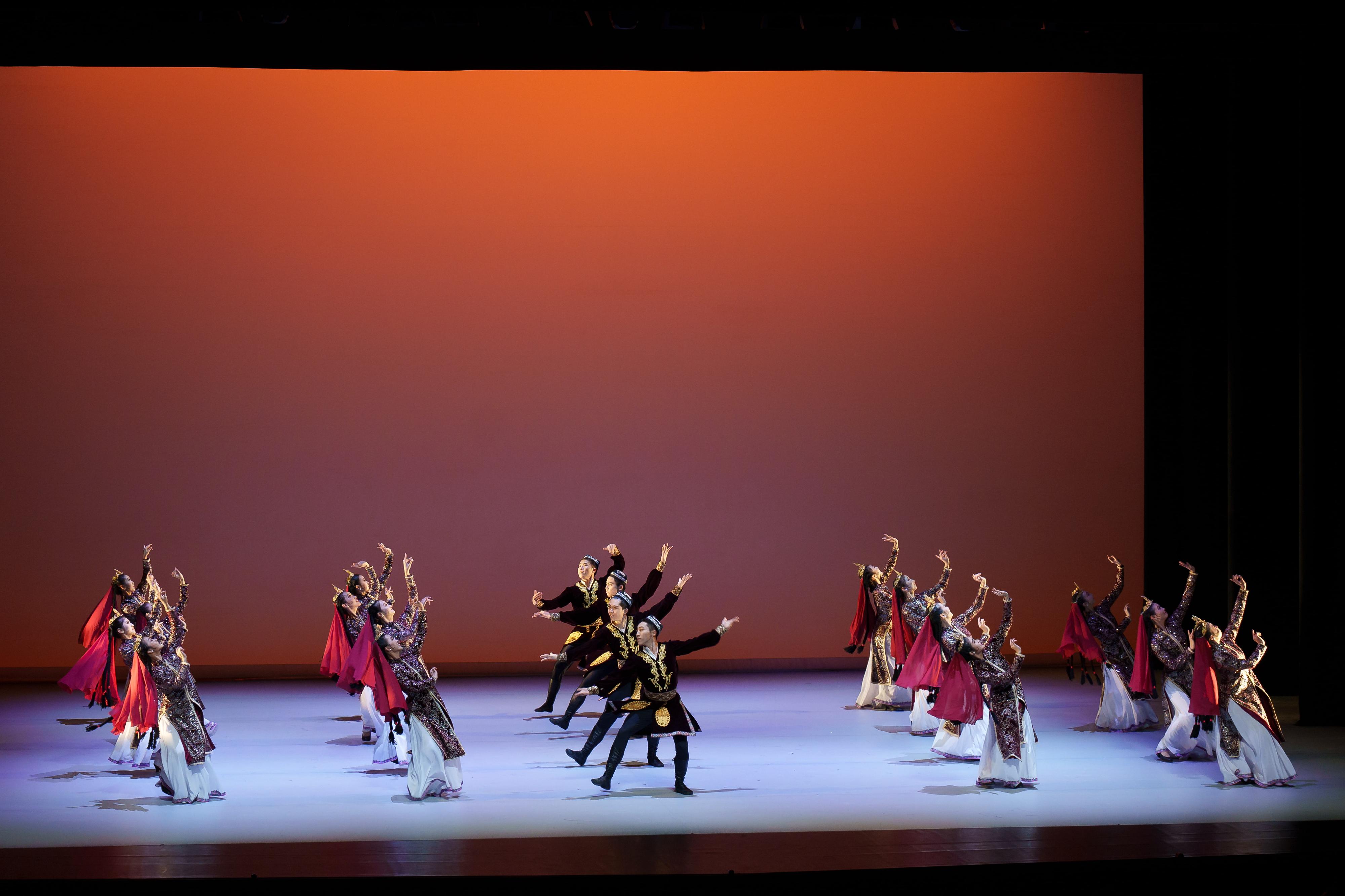 康樂及文化事務署（康文署）將於七月三十一日和八月七日下午分別在沙田大會堂和荃灣大會堂舉行「25．35演藝嘉年華」。一眾藝術家及表演團體將獻上多項免費演藝活動，歡迎市民參與。圖示香港演藝學院舞蹈學院學生，他們將為觀眾帶來現代芭蕾舞及維吾爾族舞蹈表演。