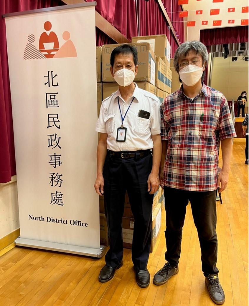 The North District Office today (July 25) distributed COVID-19 rapid test kits to households, cleansing workers and property management staff living and working in Fanling Town Centre for voluntary testing through the property management company.

