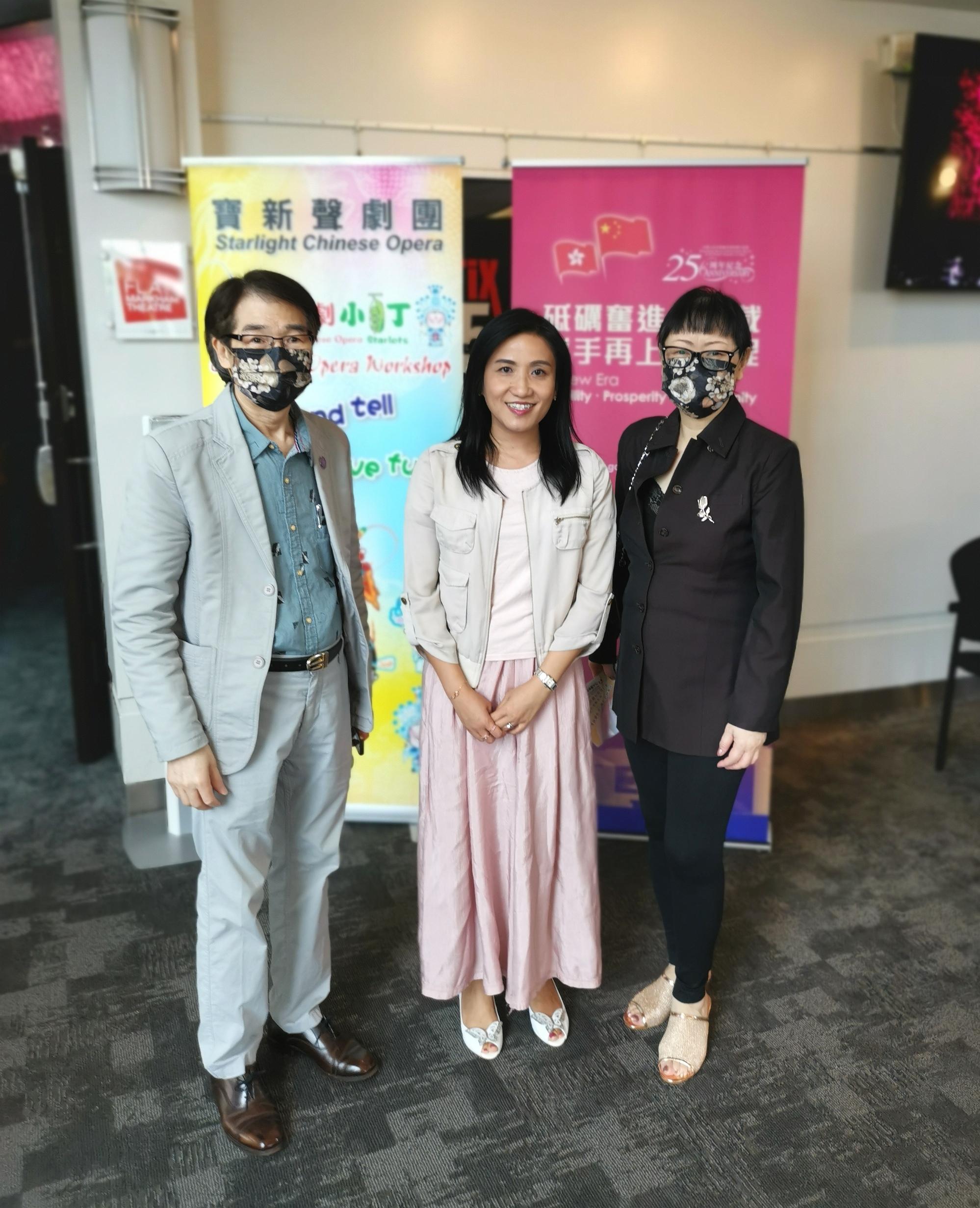 The Director of the Hong Kong Economic and Trade Office (Toronto), Ms Emily Mo (centre), is pictured with the President of Starlight Chinese Opera Performing Arts Centre, Ms Marianne Lui (right), and a guest before the start of the Cantonese opera performance at Flato Markham Theatre, Markham, Canada, on July 24 (Toronto time).
