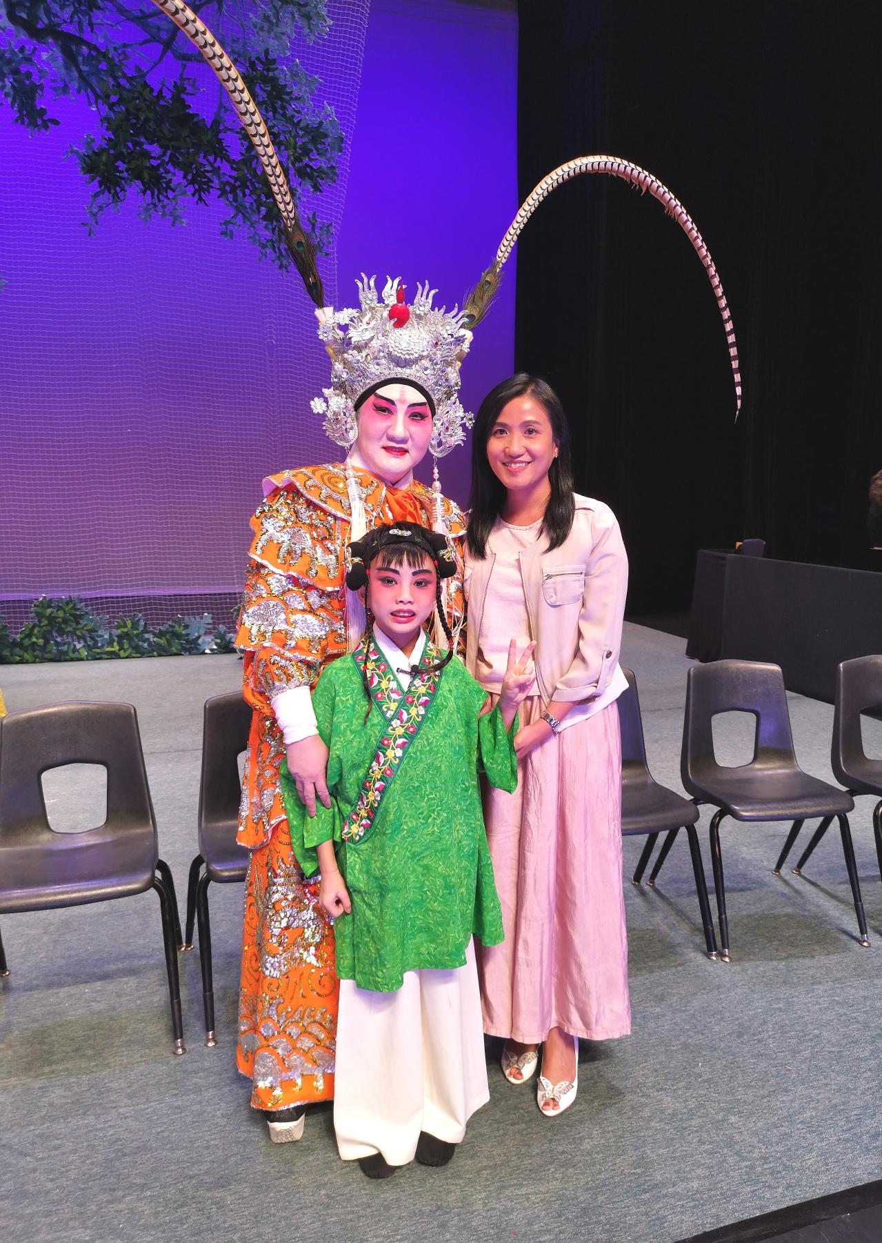 The Director of the Hong Kong Economic and Trade Office (Toronto), Ms Emily Mo (right), is pictured with the Director of Starlight Chinese Opera Performing Arts Centre, Ms Alice Chan (left), and a Cantonese opera starlet (centre) after the Cantonese opera performance at Flato Markham Theatre, Markham, Canada, on July 24 (Toronto time).