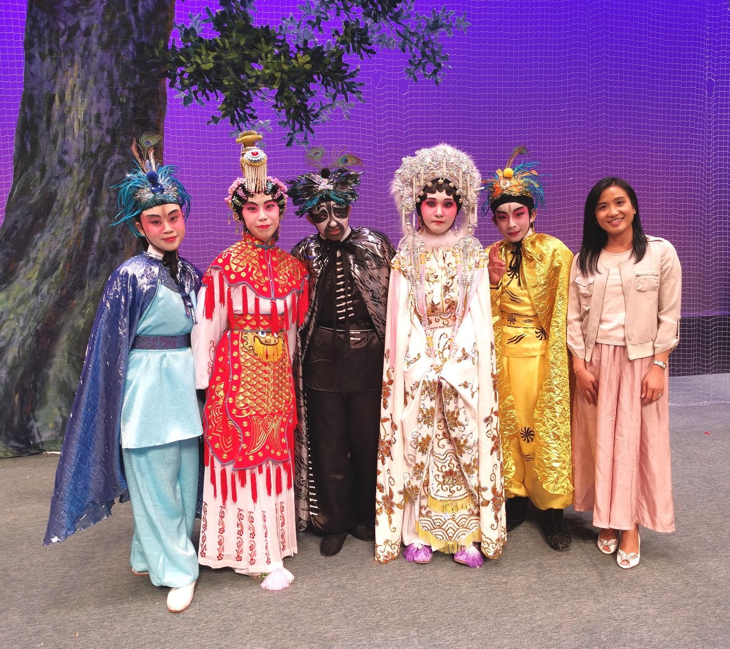 The Director of the Hong Kong Economic and Trade Office (Toronto), Ms Emily Mo (right), is pictured with the Cantonese opera starlets of the Starlight Chinese Opera Performing Arts Centre after the Cantonese opera performance at Flato Markham Theatre, Markham, Canada, on July 24 (Toronto time).