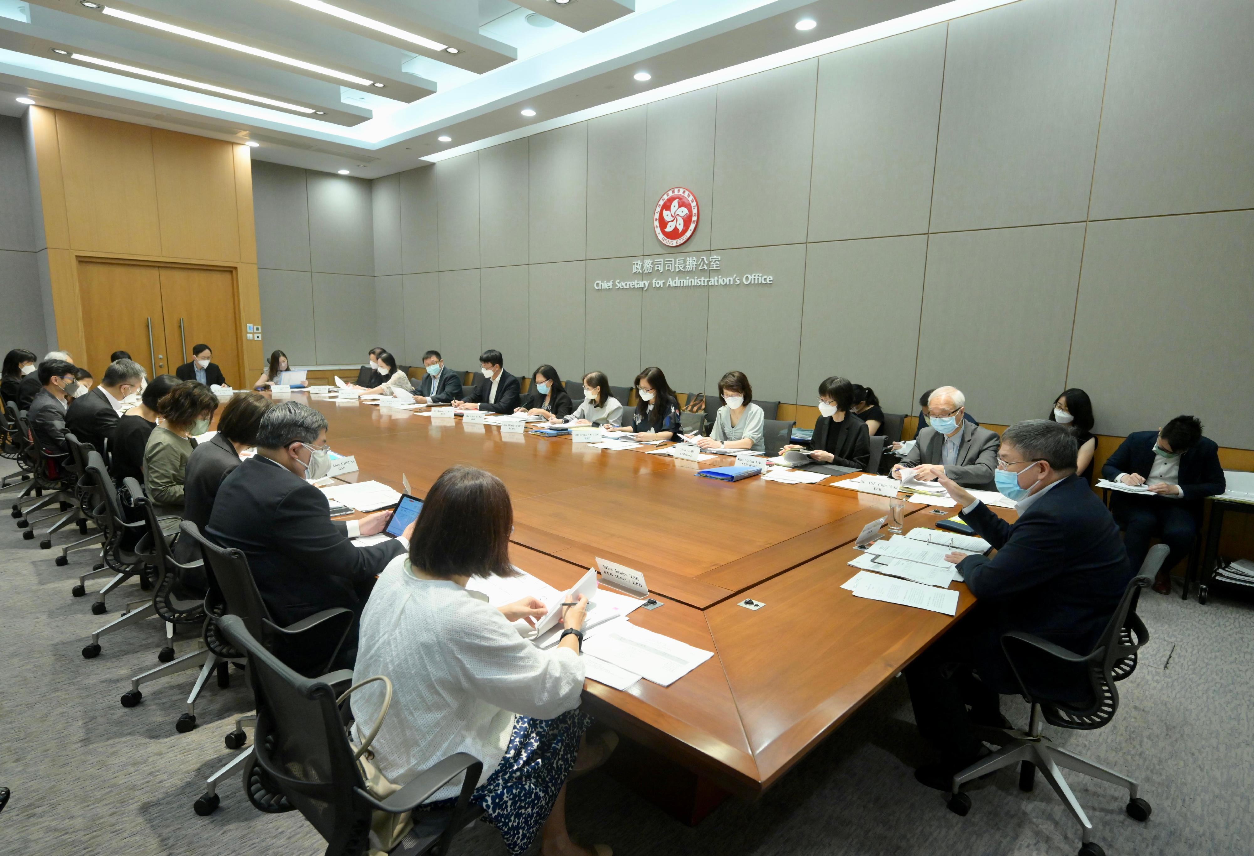 政務司副司長卓永興（右）今日（七月二十六日）主持「地區事項統籌工作組」第二次會議。