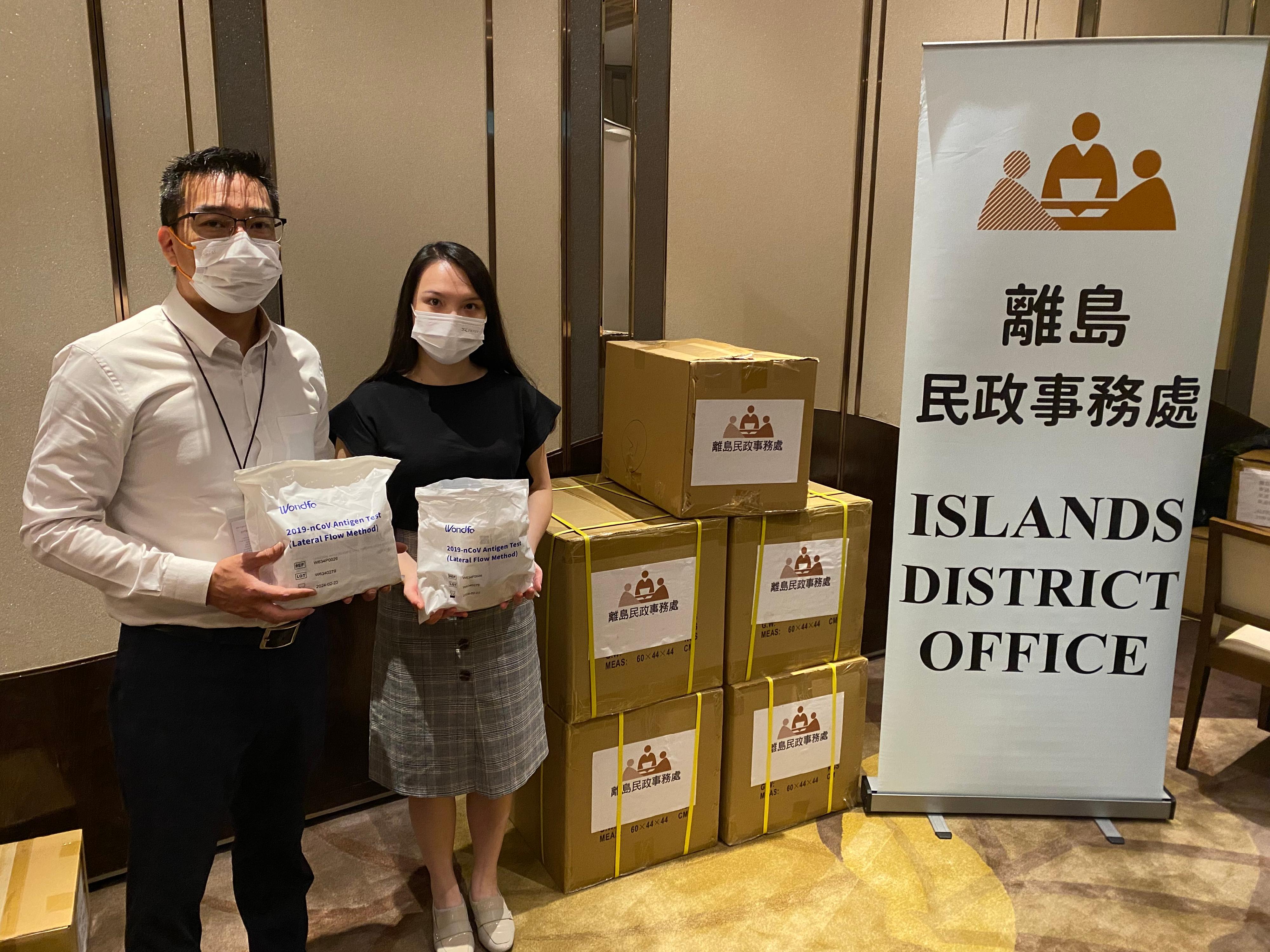 The Islands District Office today (July 27) distributed COVID-19 rapid test kits to households, cleansing workers and property management staff living and working in The Visionary for voluntary testing through the property management company.



