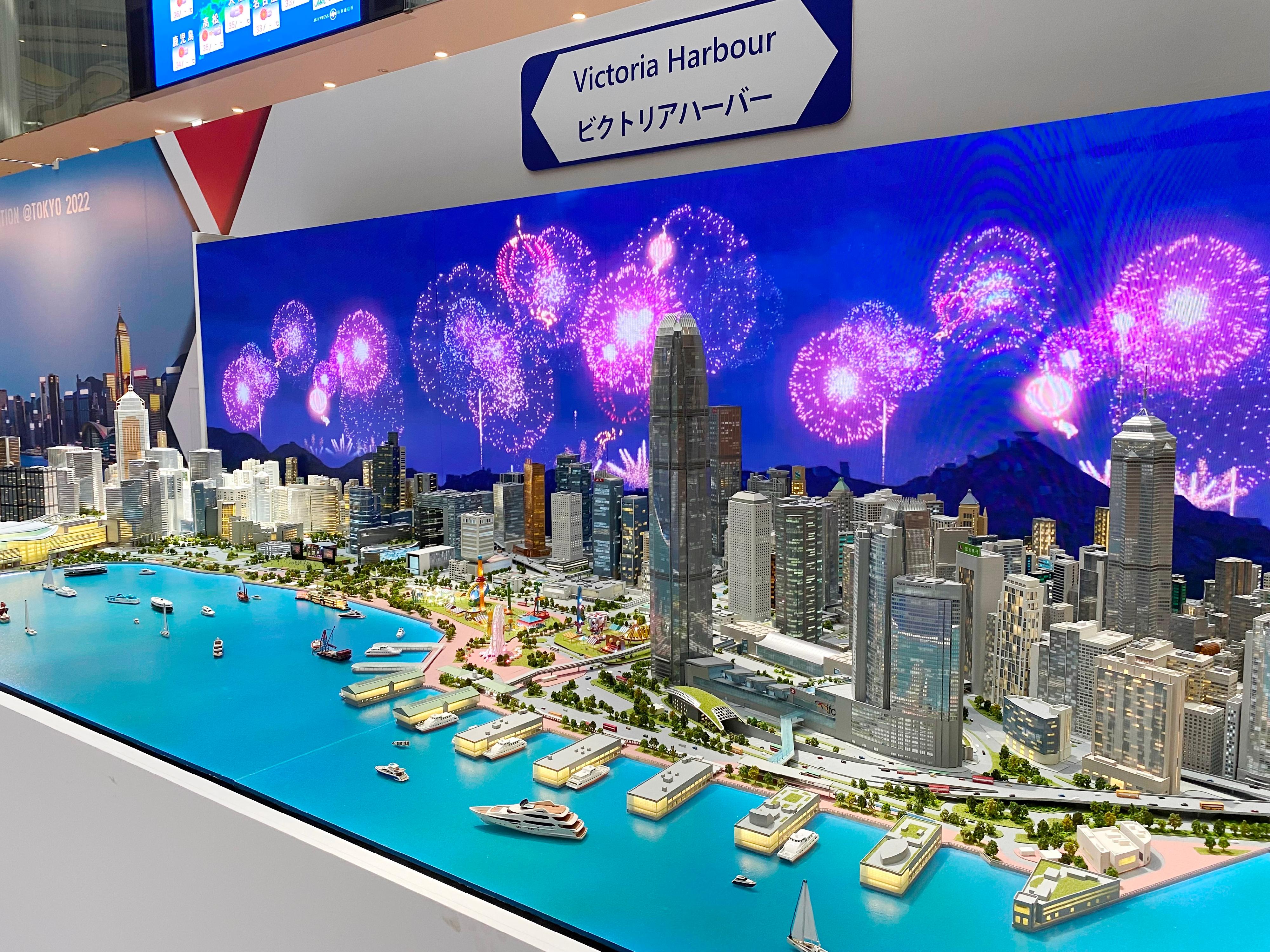 「『細看香港』微型藝術展@東京2022」今日（七月二十八日）起在日本東京舉行，展出40件展示香港特色和活力的微縮模型。圖示維多利亞港的微縮模型。