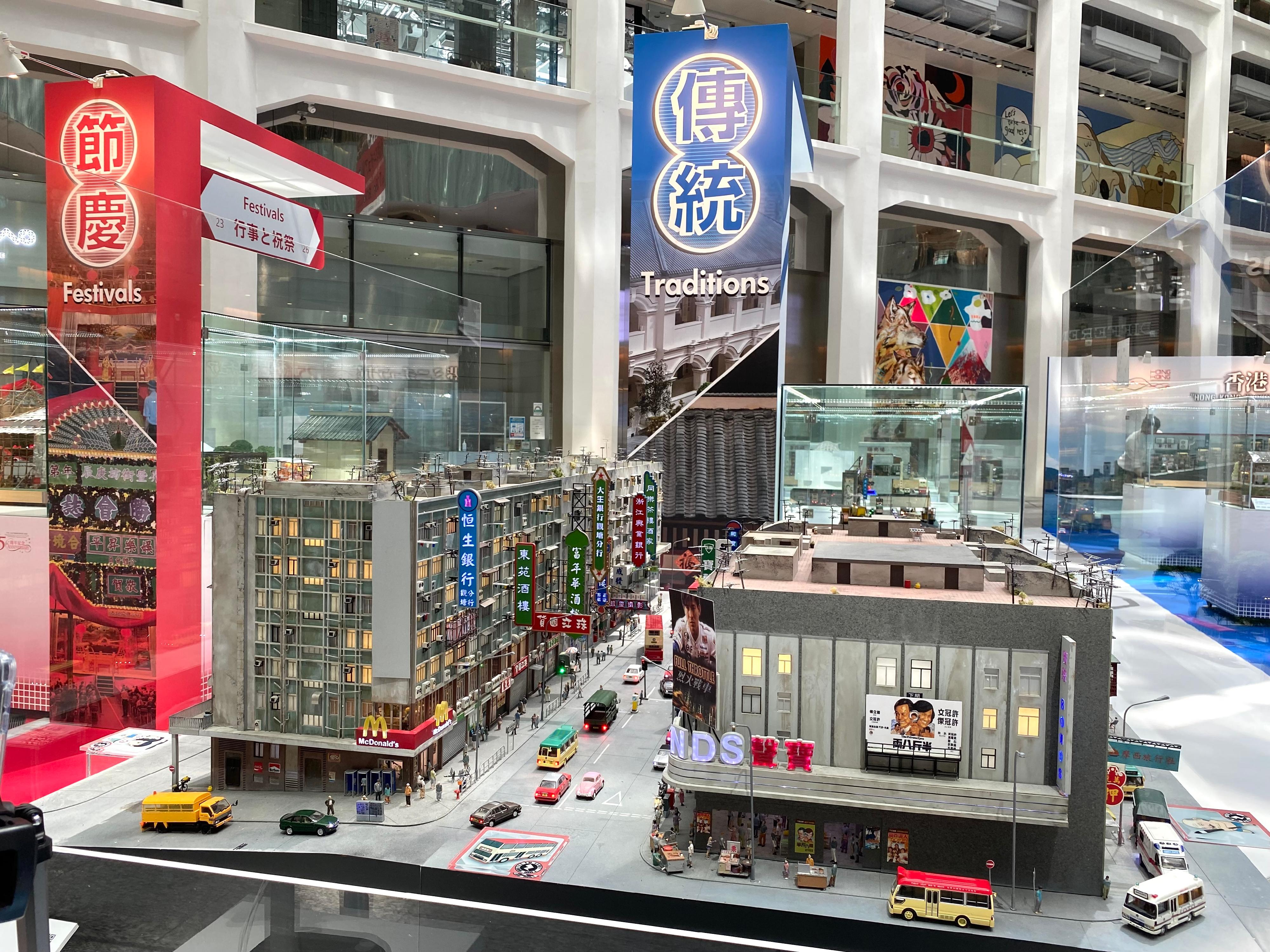 「『細看香港』微型藝術展@東京2022」今日（七月二十八日）起在日本東京舉行，展出40件展示香港特色和活力的微縮模型。圖示重建前的觀塘裕民坊的微縮模型。