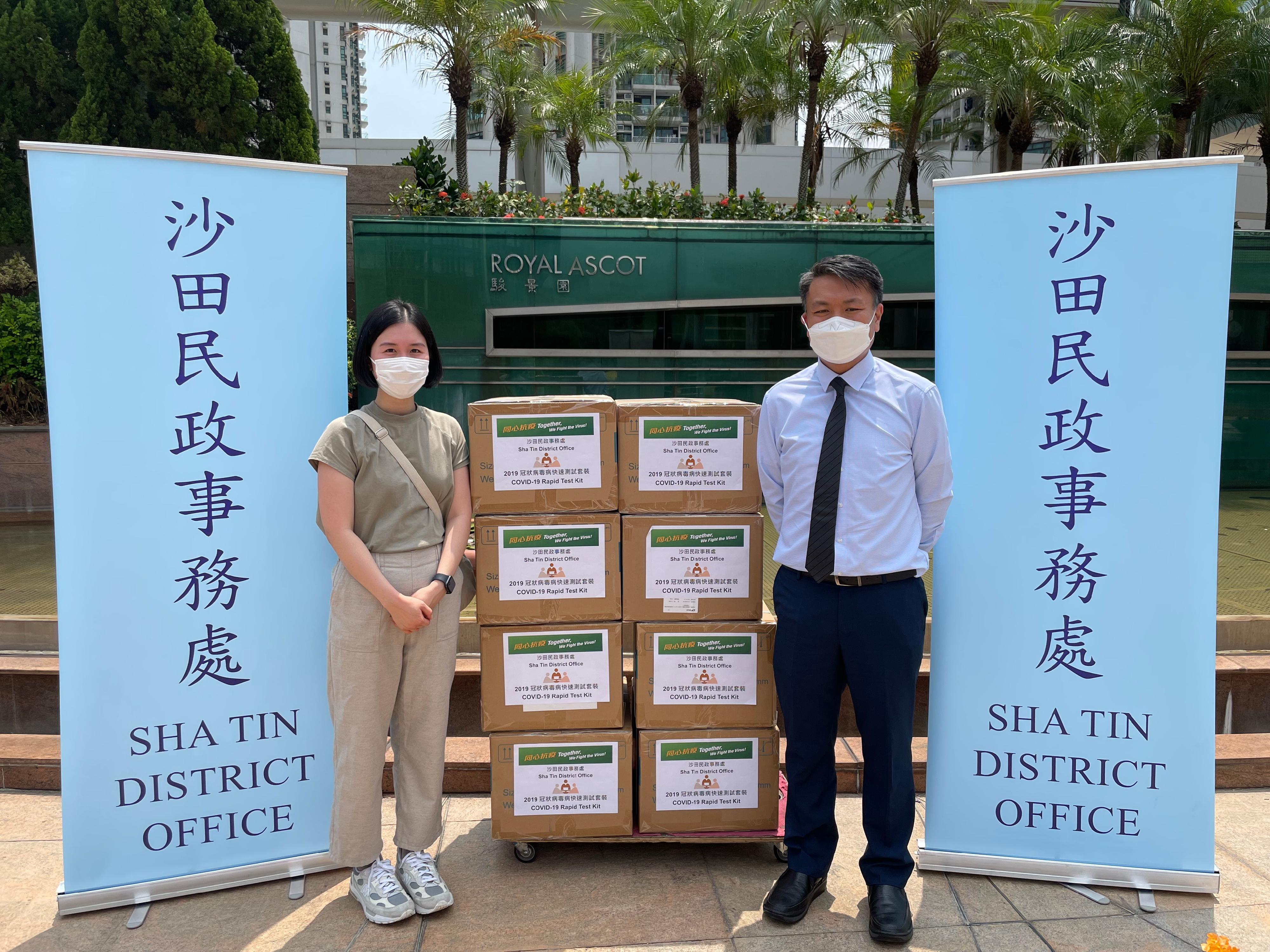 The Sha Tin District Office today (July 29) distributed COVID-19 rapid test kits to households, cleansing workers and property management staff living and working in Royal Ascot for voluntary testing through the property management company.