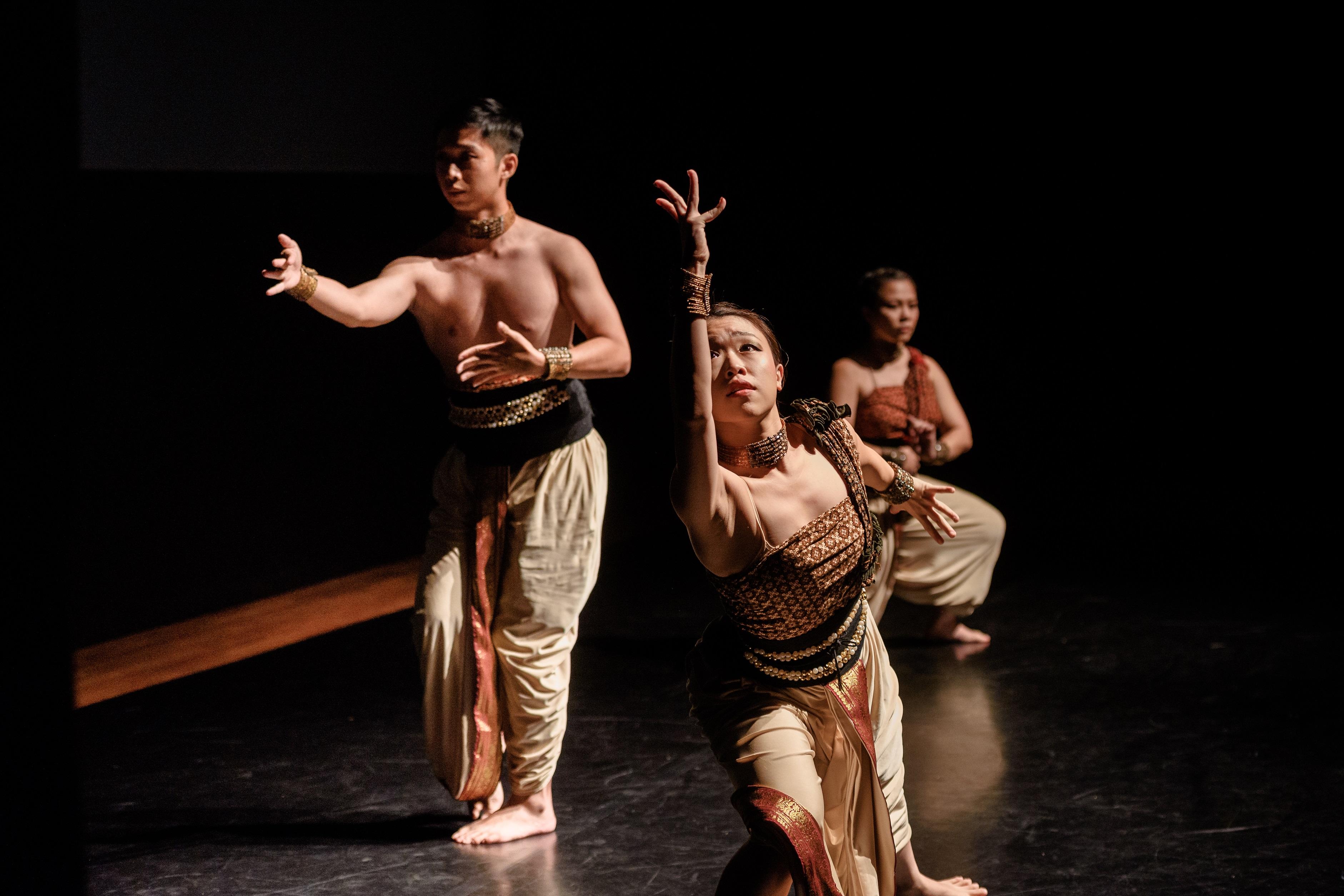 為慶祝香港特別行政區成立二十五周年，香港駐新加坡經濟貿易辦事處今日（七月三十日）舉行「凝－舞武之間：新加坡／香港舞蹈團文化交流計劃」舞蹈表演。圖示新加坡Maya Dance Theatre在新加坡國家博物館的現場舞蹈表演。
