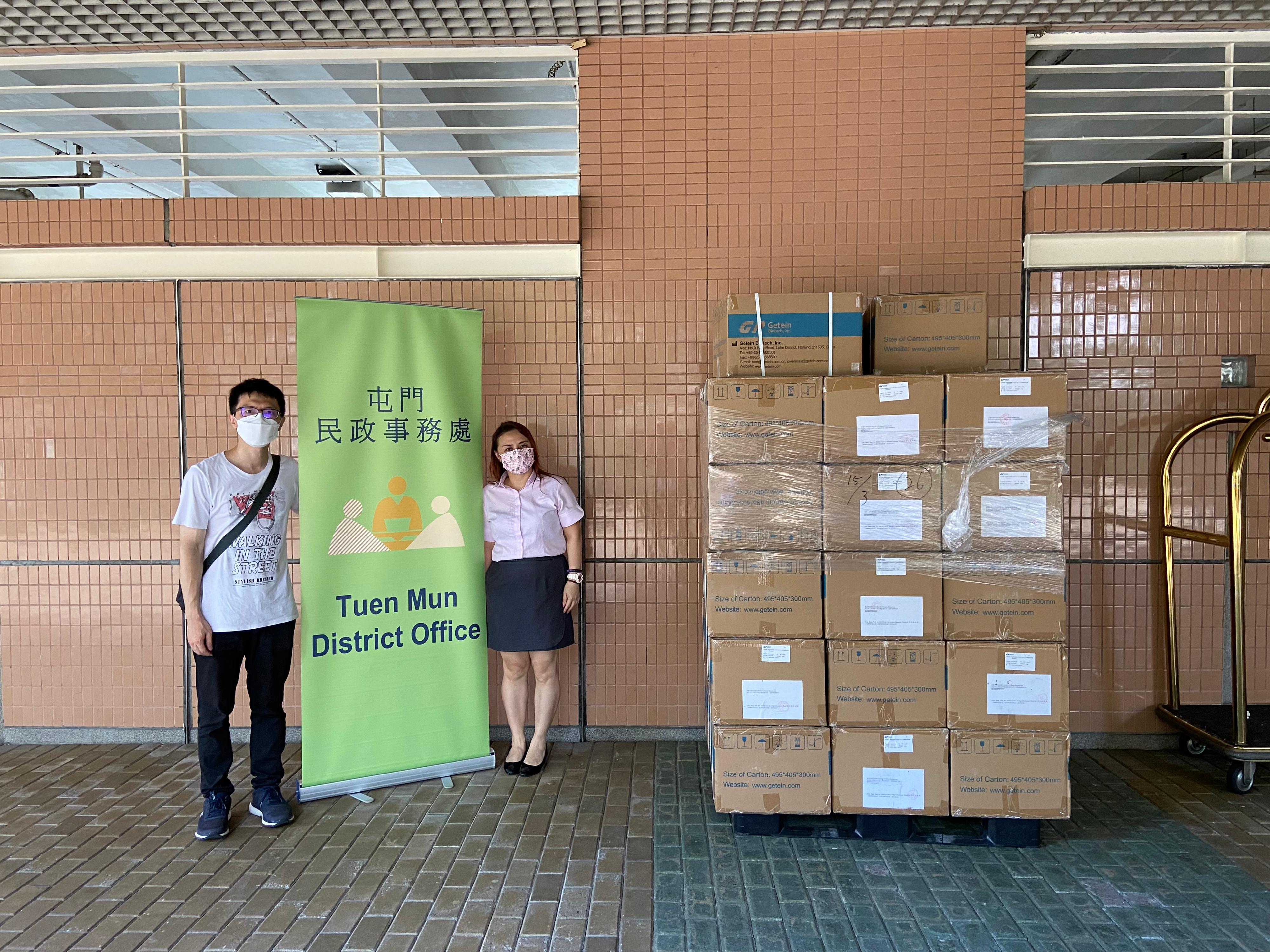 The Tuen Mun District Office today (August 1) distributed COVID-19 rapid test kits to households, cleansing workers and property management staff living and working in Kingston Terrace for voluntary testing through the property management company.

