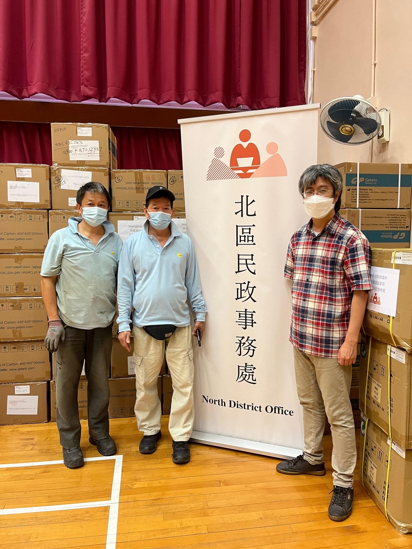 The North District Office today (August 1) distributed COVID-19 rapid test kits to households, cleansing workers and property management staff living and working in Yung Shing Court for voluntary testing through the property management company.

