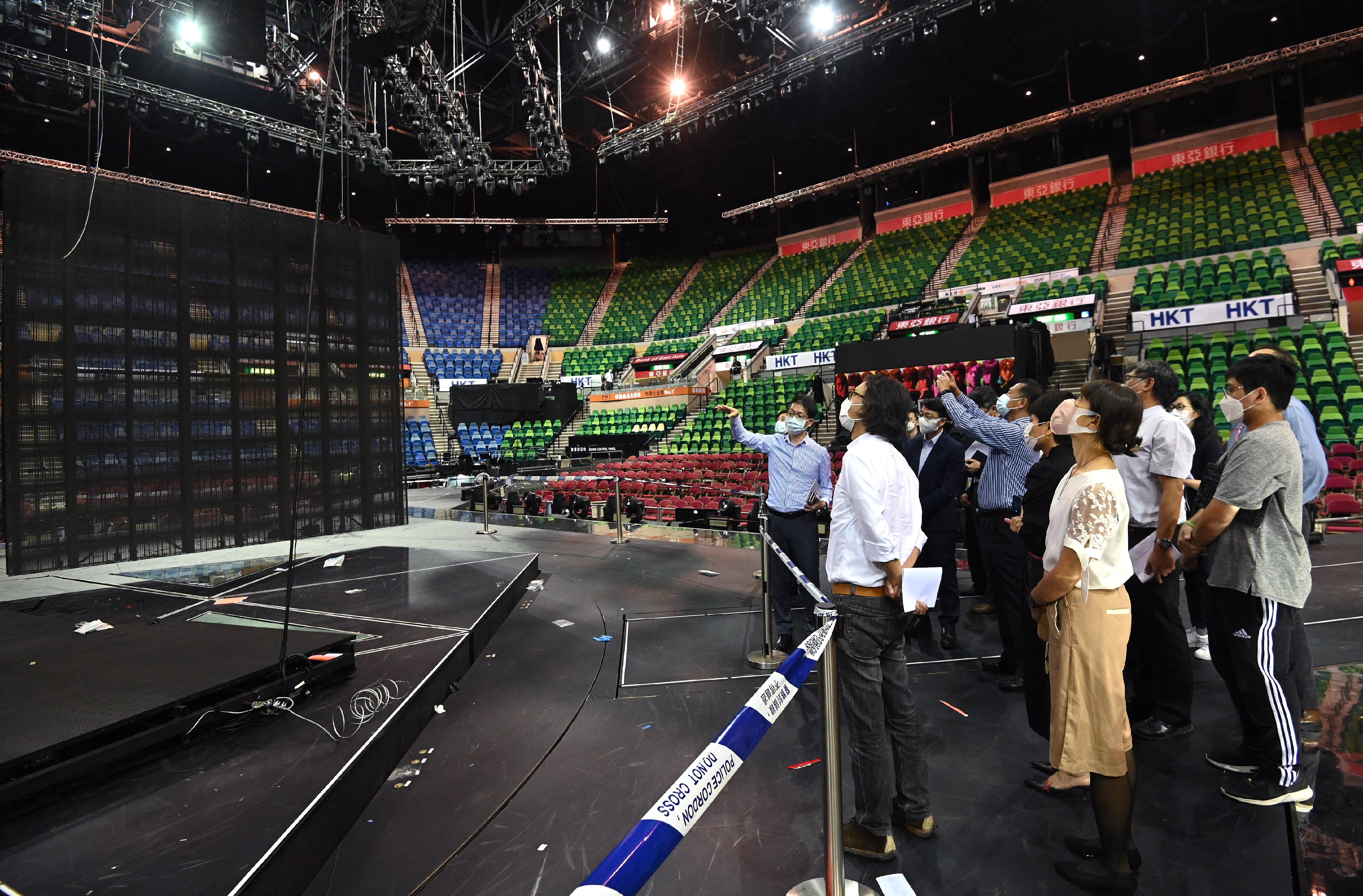 A task force led by the Leisure and Cultural Services Department to identify the cause of a serious incident occurred at Hong Kong Coliseum (HKC), suggest and follow up on recommendations, held its first meeting today (August 1) at HKC. Photo shows the task force conducting an on-site inspection at the arena of HKC.