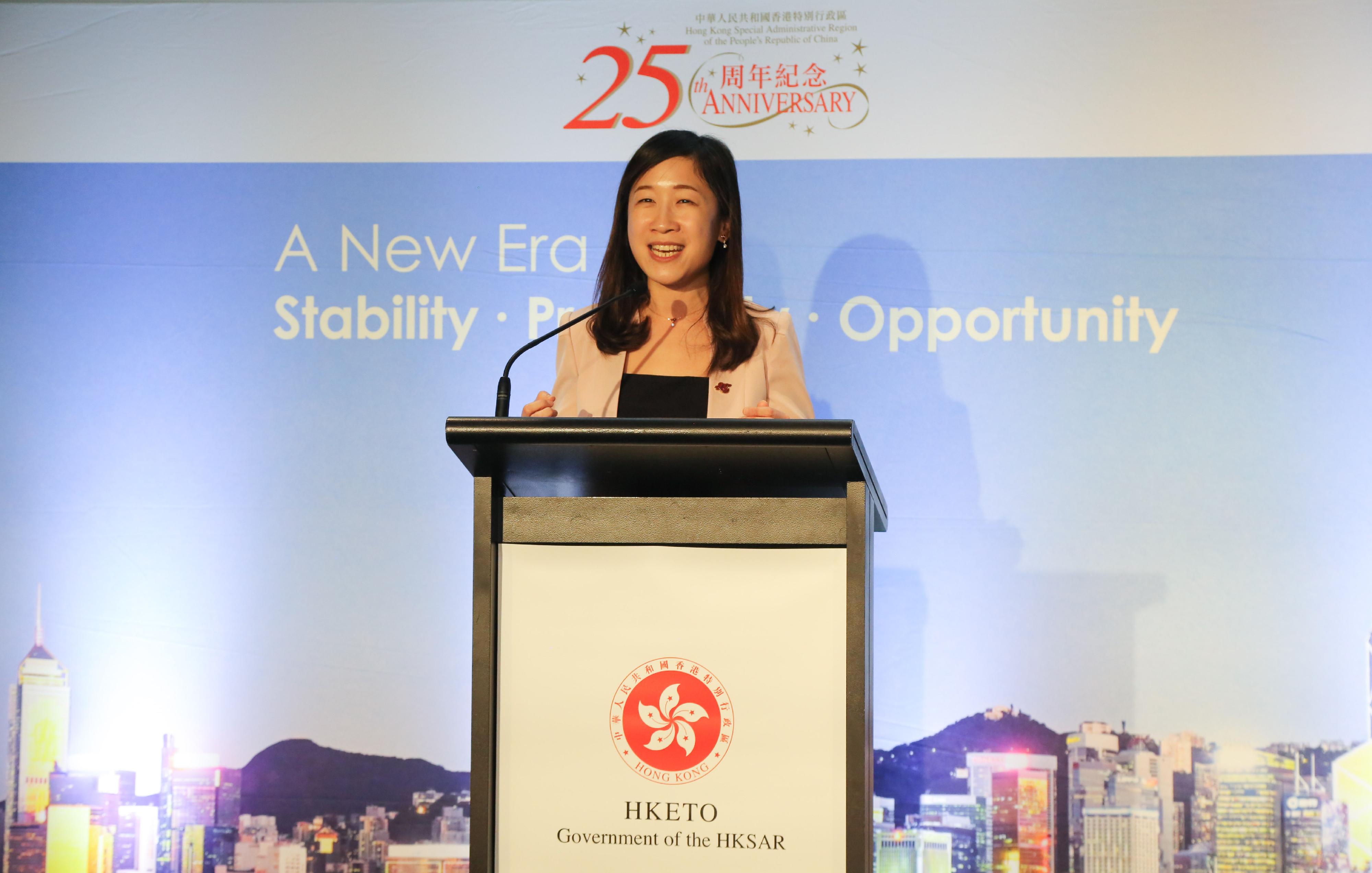 The Director of the Hong Kong Economic and Trade Office, Sydney, Miss Trista Lim, delivers a welcoming speech at the reception held in Auckland, New Zealand, today (August 2) to celebrate the 25th anniversary of the establishment of the Hong Kong Special Administrative Region.