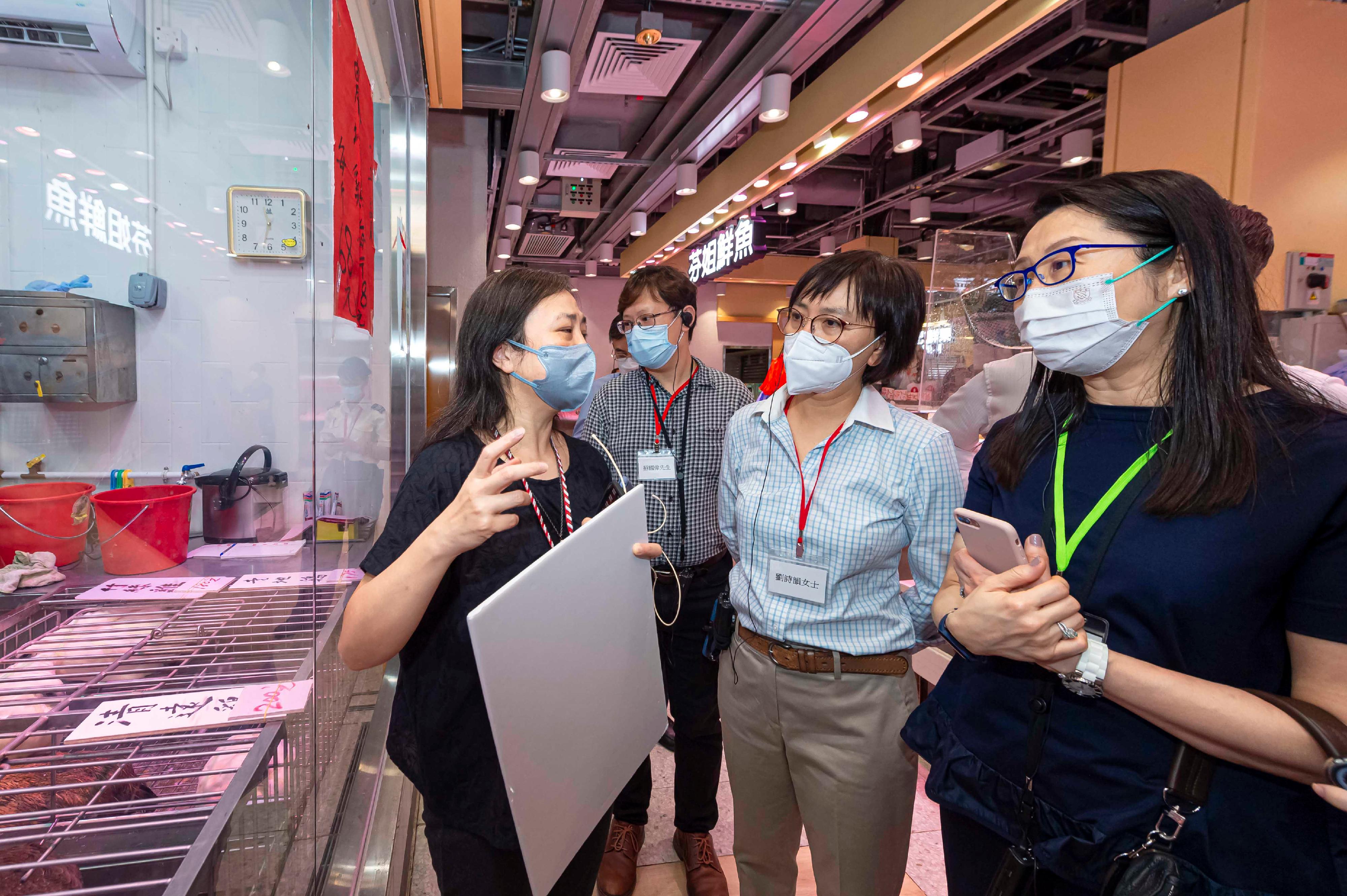 Members of the Hong Kong Housing Authority (HA) and its Commercial Properties Committee (CPC) today (August 2) visited the HA's non-domestic facilities. Photo shows the Chairman of the HA's CPC, Ms Serena Lau (second right), and the members of HA/CPC visiting Pok Hong Market in Sha Tin after its renovation.