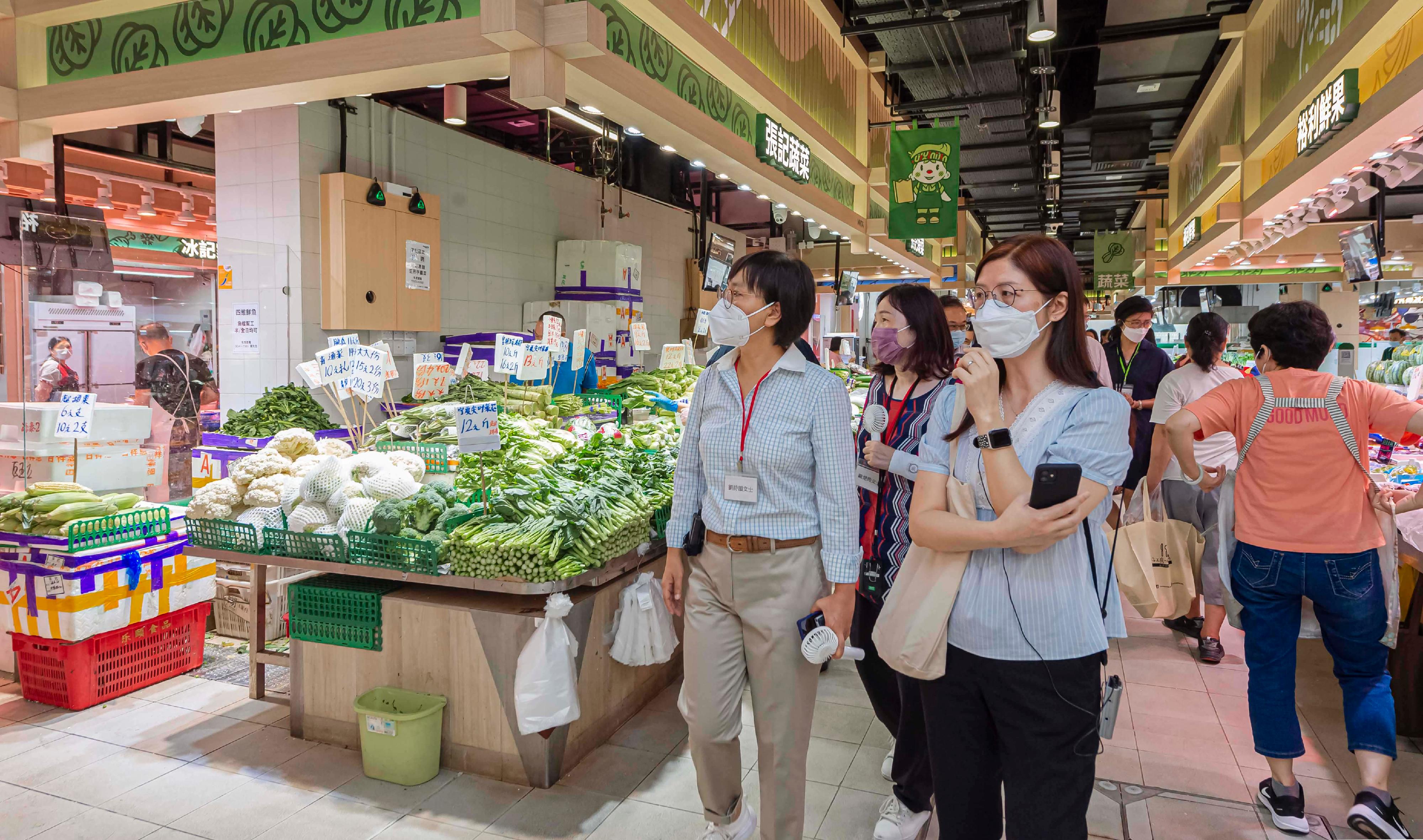 Members of the Hong Kong Housing Authority (HA) and its Commercial Properties Committee (CPC) today (August 2) visited the HA's non-domestic facilities. Photo shows the Chairman of the HA's CPC, Ms Serena Lau (first left), and the members of HA/CPC touring around the market of Hoi Tat Estate in Sham Shui Po. A total of nine shops and a single-operator market are provided in the estate.  
