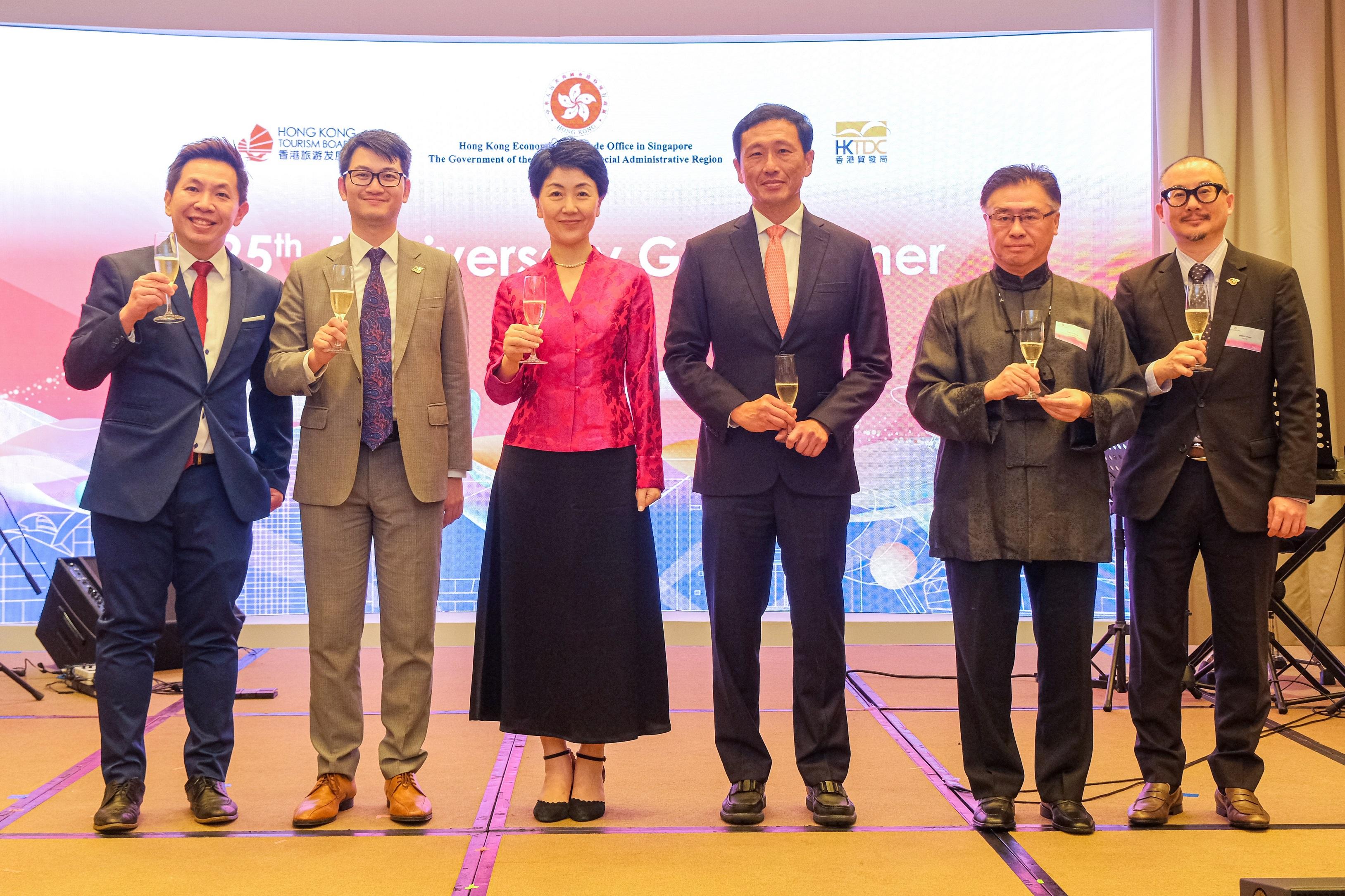 The Hong Kong Economic and Trade Office in Singapore (Singapore ETO) hosted a gala dinner in Singapore today (August 3) in celebration of the 25th anniversary of the establishment of the Hong Kong Special Administrative Region. Photo shows the Director of the Singapore ETO, Mr Wong Chun To (second left), with the Chinese Ambassador to Singapore, Ms Sun Haiyan (third left); the Minister for Health of Singapore, Mr Ong Ye Kung (third right); Chairman of Hong Kong-Singapore Business Association, Mr Dennis Chiu (second right); the Regional Director of Southeast Asia and South Asia of the Hong Kong Trade Development Council, Mr Peter Wong (first right); and the Head of Marketing & Communications of Southeast Asia of Hong Kong Tourism Board, Mr Martin Gwee (first left).