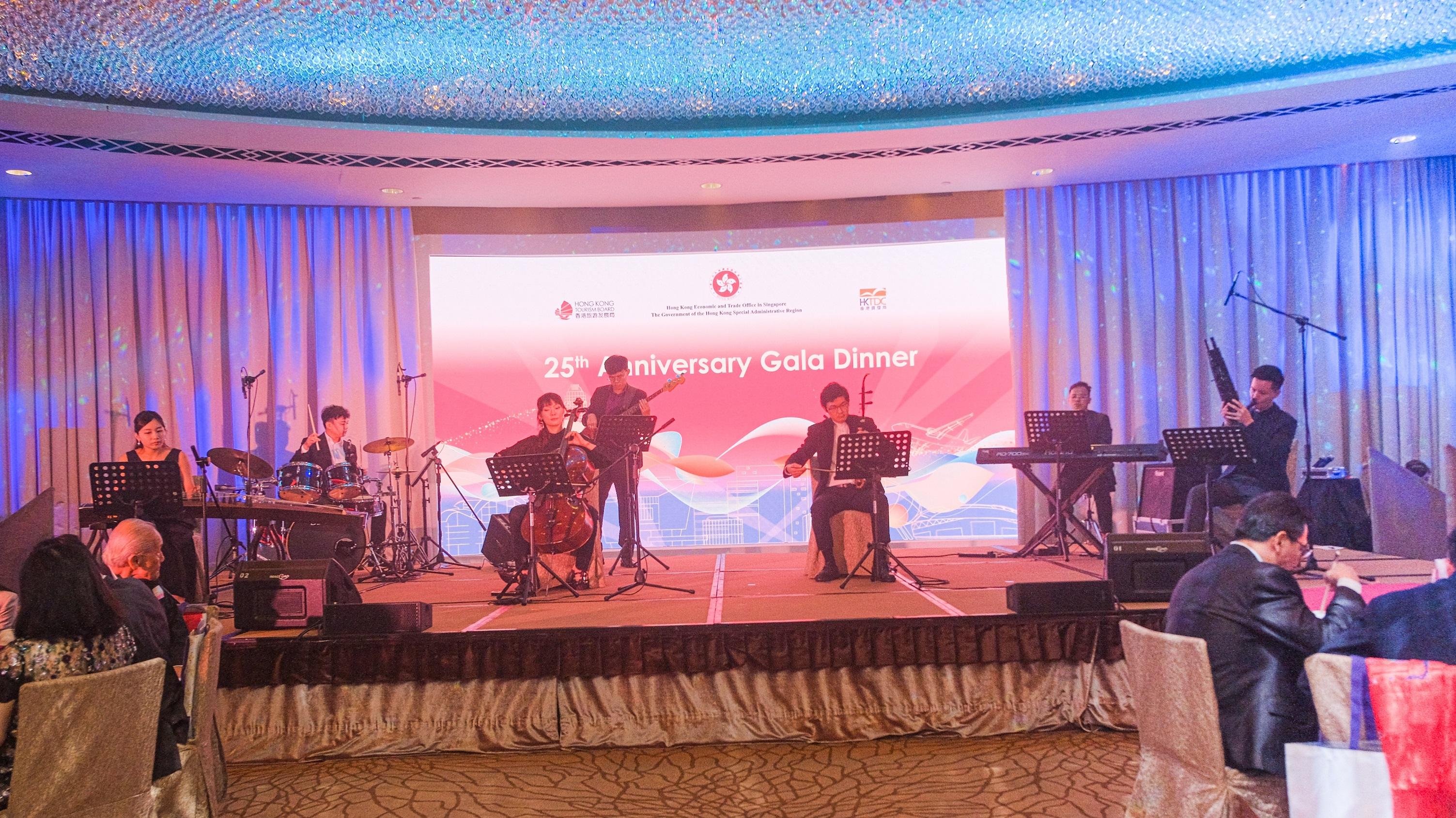 The Hong Kong Economic and Trade Office in Singapore hosted a gala dinner in Singapore today (August 3) in celebration of the 25th anniversary of the establishment of the Hong Kong Special Administrative Region. Photo shows a group of Hong Kong and Singapore musicians performing at the gala dinner, showcasing a successful cultural collaboration of young talents from both places.