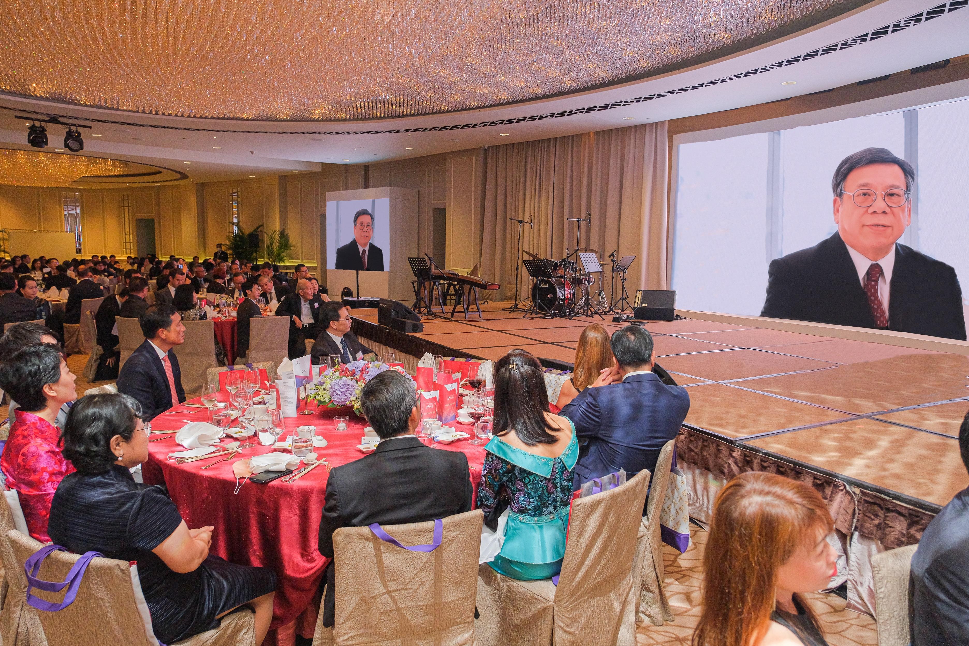 香港駐新加坡經濟貿易辦事處今日（八月三日）舉行晚宴，慶祝香港特別行政區成立二十五周年。圖示商務及經濟發展局局長丘應樺在晚宴透過視像發表主題演講。
