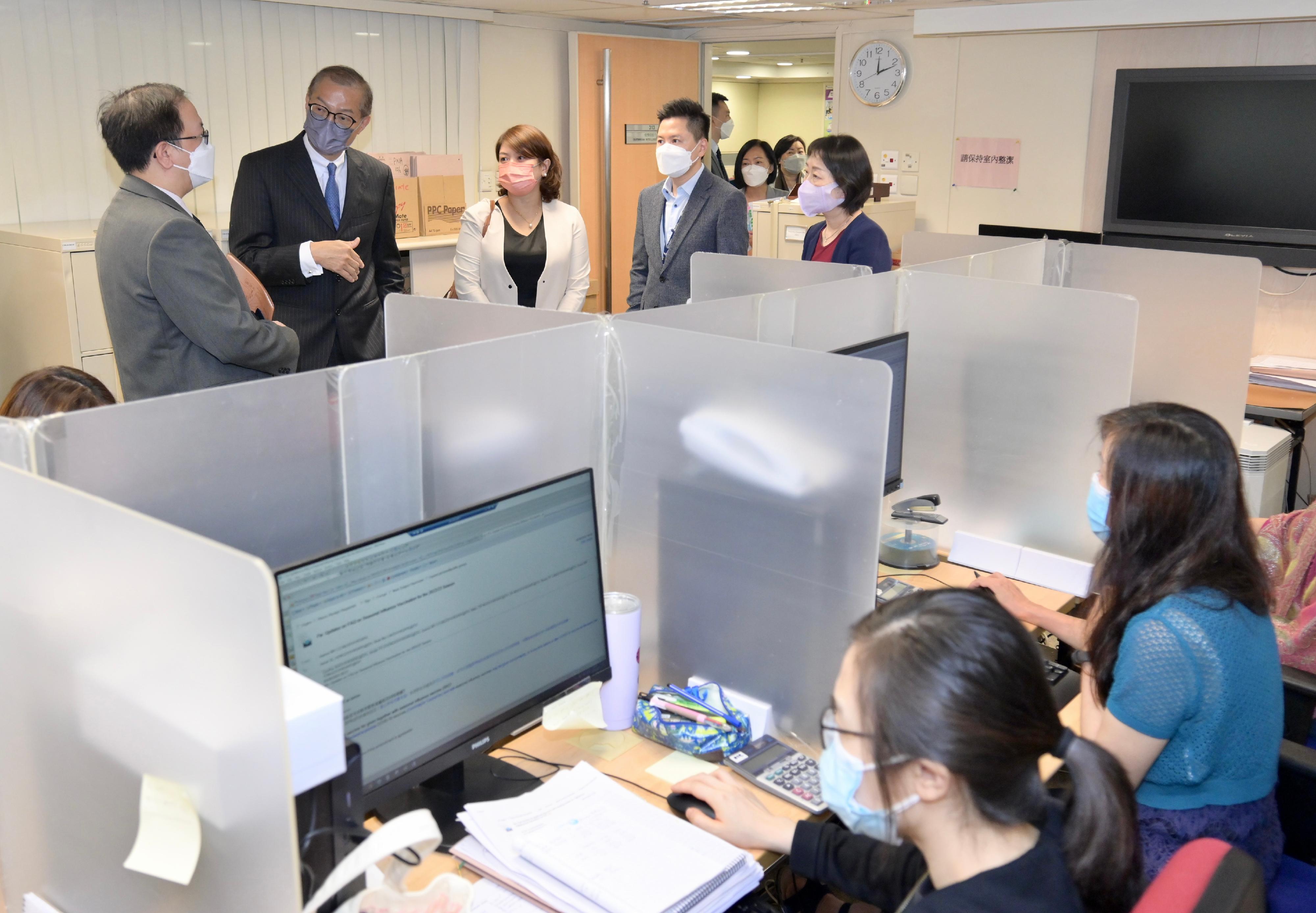 The Secretary for Health, Professor Lo Chung-mau (second left), and the Under Secretary for Health, Dr Libby Lee (third left), accompanied by the Controller of the Centre for Health Protection (CHP) of the Department of Health (DH), Dr Edwin Tsui (fourth left), visit the Outbreak Intelligence Centre of the CHP of the DH today (August 3) to learn about the work of the Centre in combating the COVID-19 epidemic.