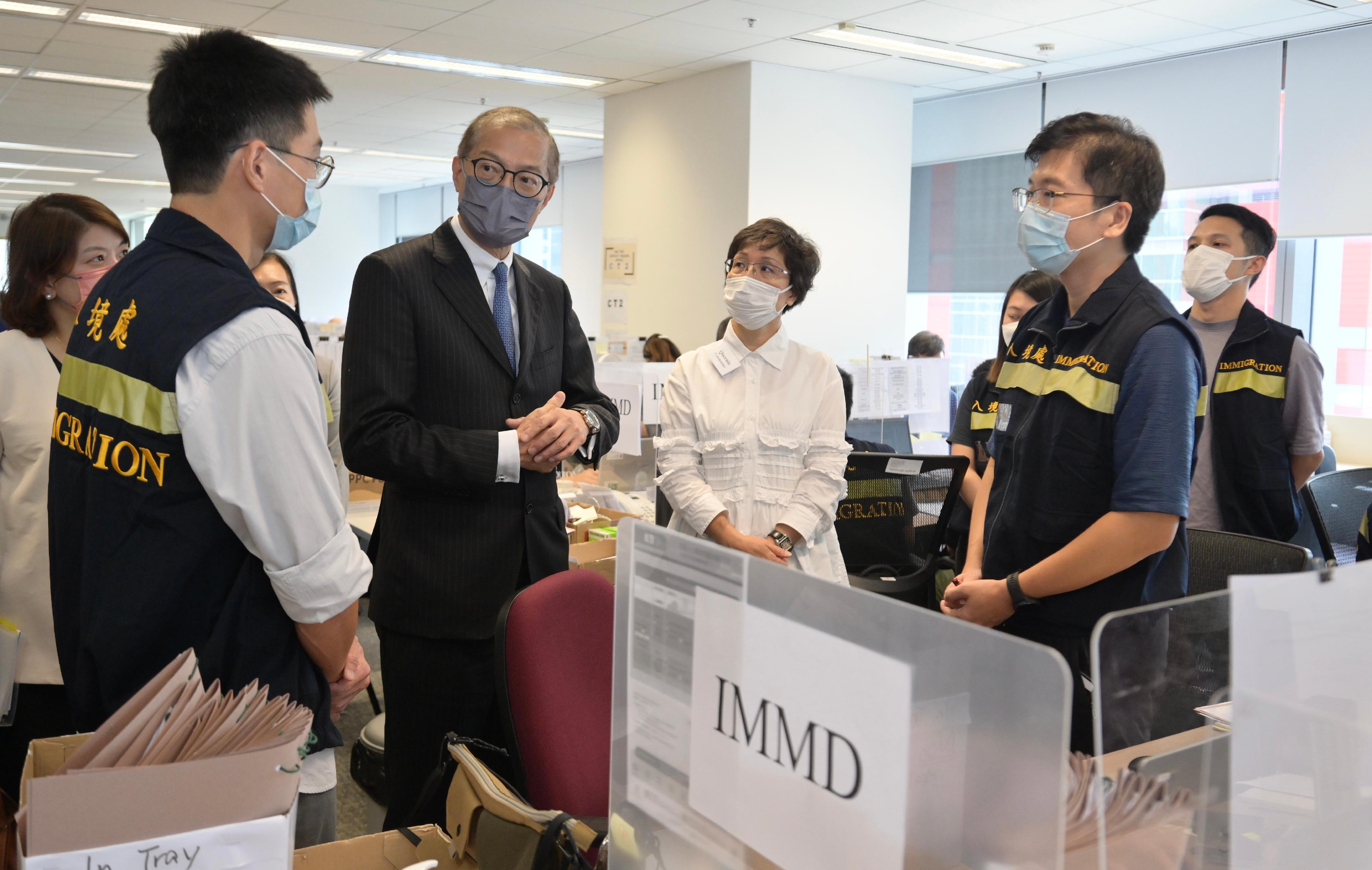 The Secretary for Health, Professor Lo Chung-mau (second left), visits the Contact Tracing Office of the Centre for Health Protection of the Department of Health today (August 3) and receives a briefing by frontline staff on the work on contact tracing of close contacts of COVID-19 patients.