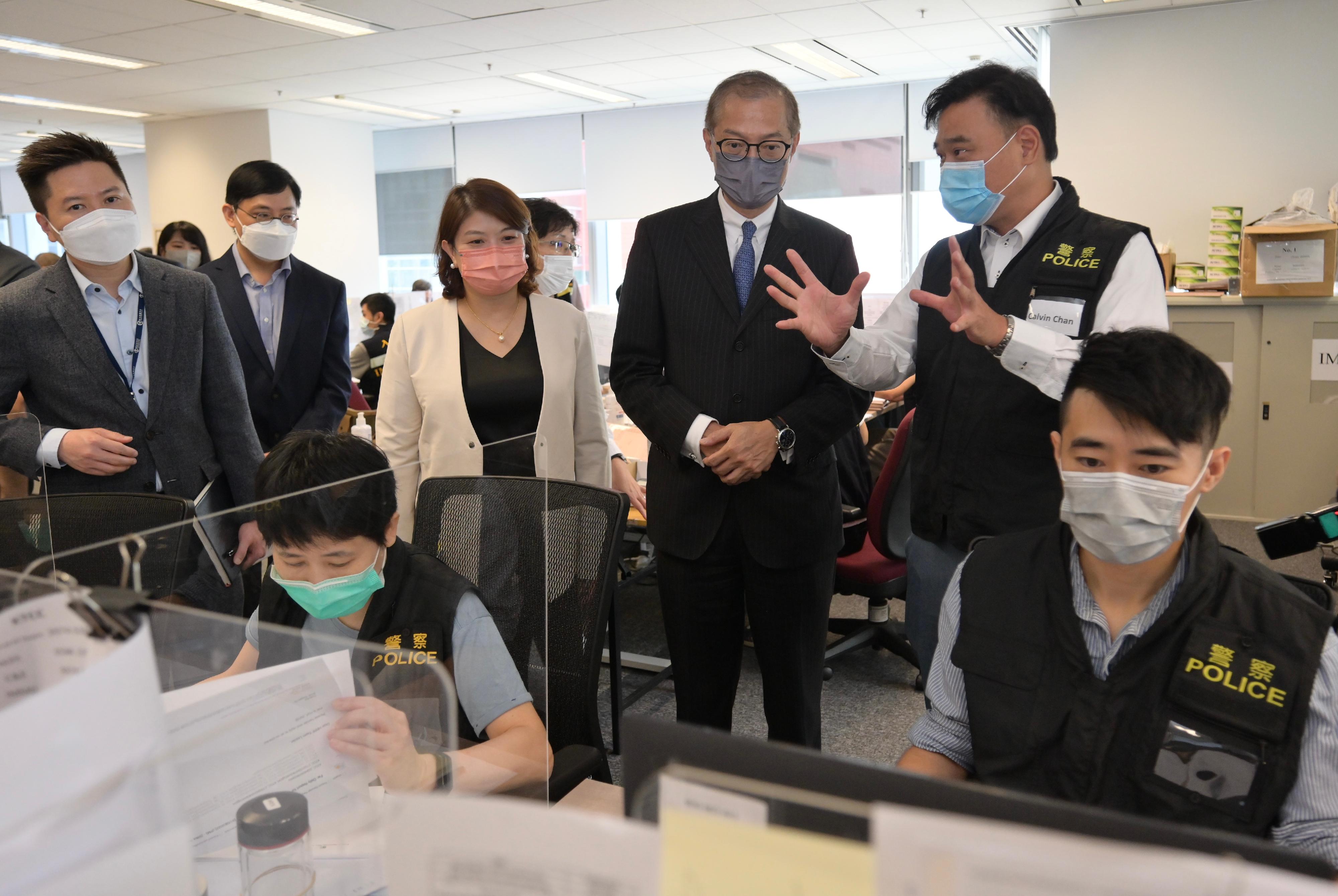 The Secretary for Health, Professor Lo Chung-mau (third right), visits the Contact Tracing Office of the Centre for Health Protection of the Department of Health today (August 3) and receives a briefing by frontline staff on the work on contact tracing of close contacts of COVID-19 patients. Also present are the Under Secretary for Health, Dr Libby Lee (fourth right), and the Controller of the Centre for Health Protection of the Department of Health, Dr Edwin Tsui (first left).