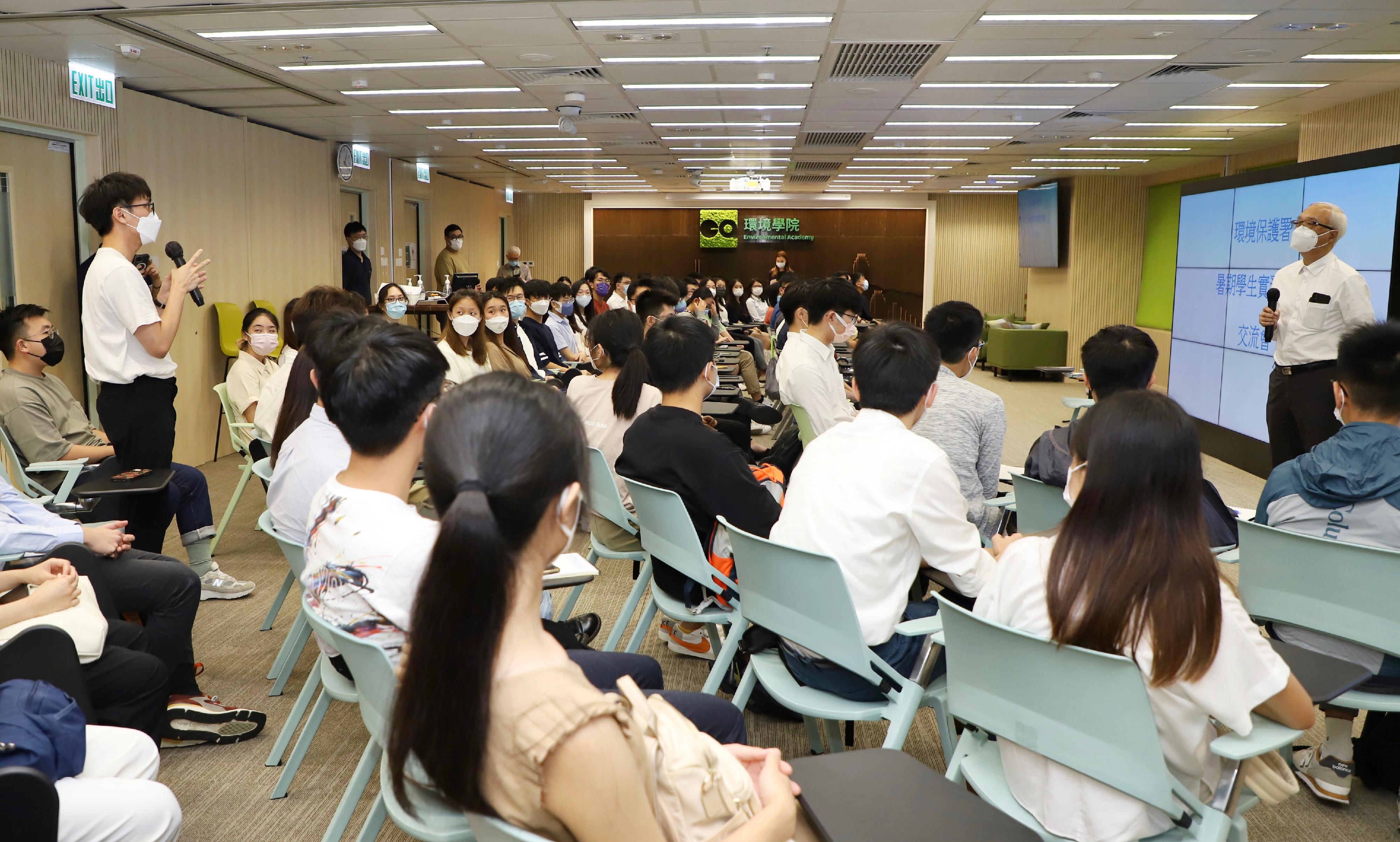 The Secretary for Environment and Ecology, Mr Tse Chin-wan, today (August 4) met with summer interns of the Post-secondary Student Summer Internship Programme at the Environmental Academy of the Environmental Protection Department. He listened to interns describing their work duties, on-the-job training and other experiences of the internship, and also exchanged views with them.

