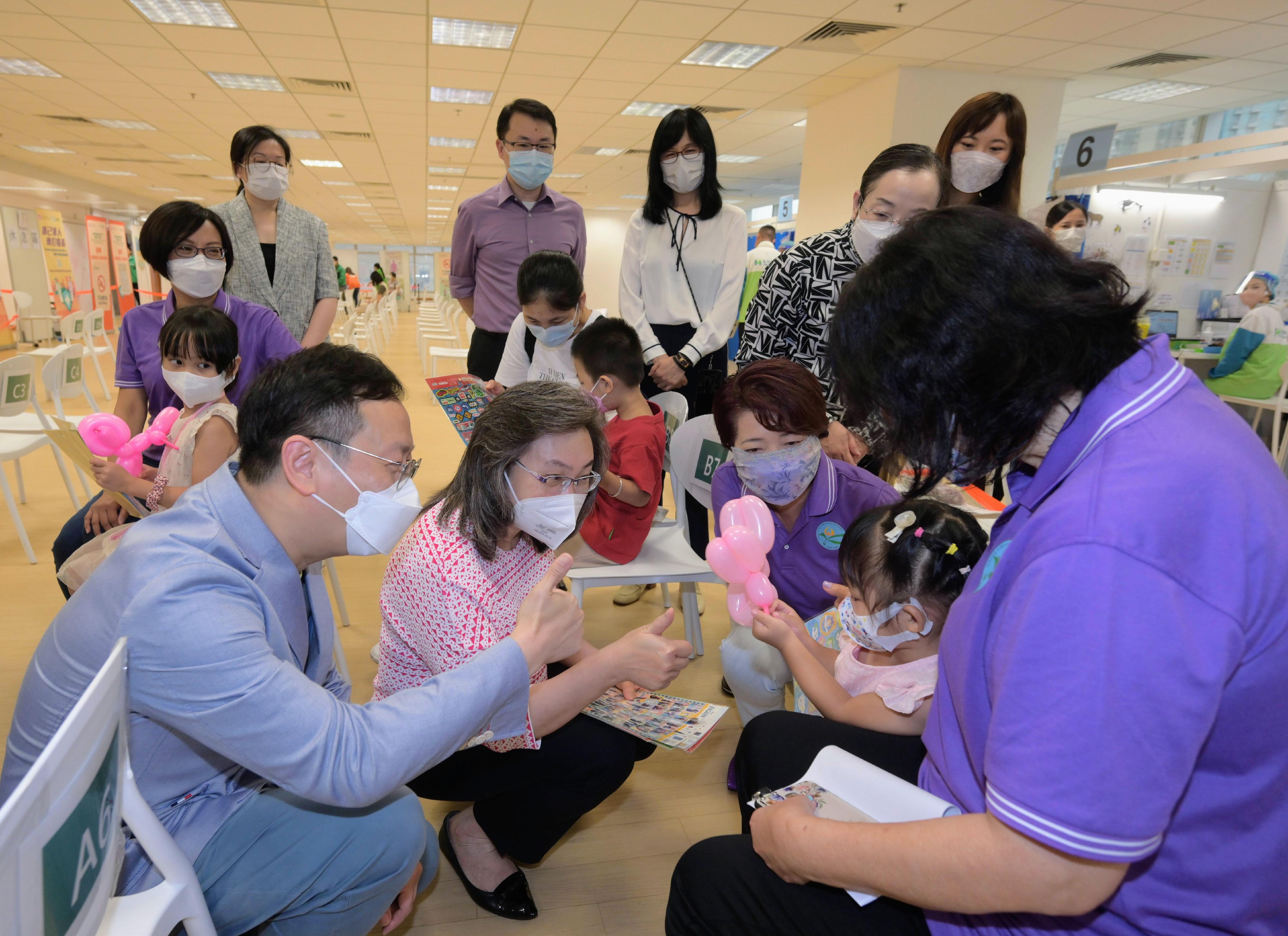 The Secretary for the Civil Service, Mrs Ingrid Yeung (second left), visited a Community Vaccination Centre in Kwun Tong today (August 4) to encourage the vaccination of children against COVID-19. Looking on are the Chairman of the Kwun Tong District Council, Mr Wilson Or (first left), and the Chairwoman of the Kowloon Women's Organisations Federation, Ms Ann So (third left). 