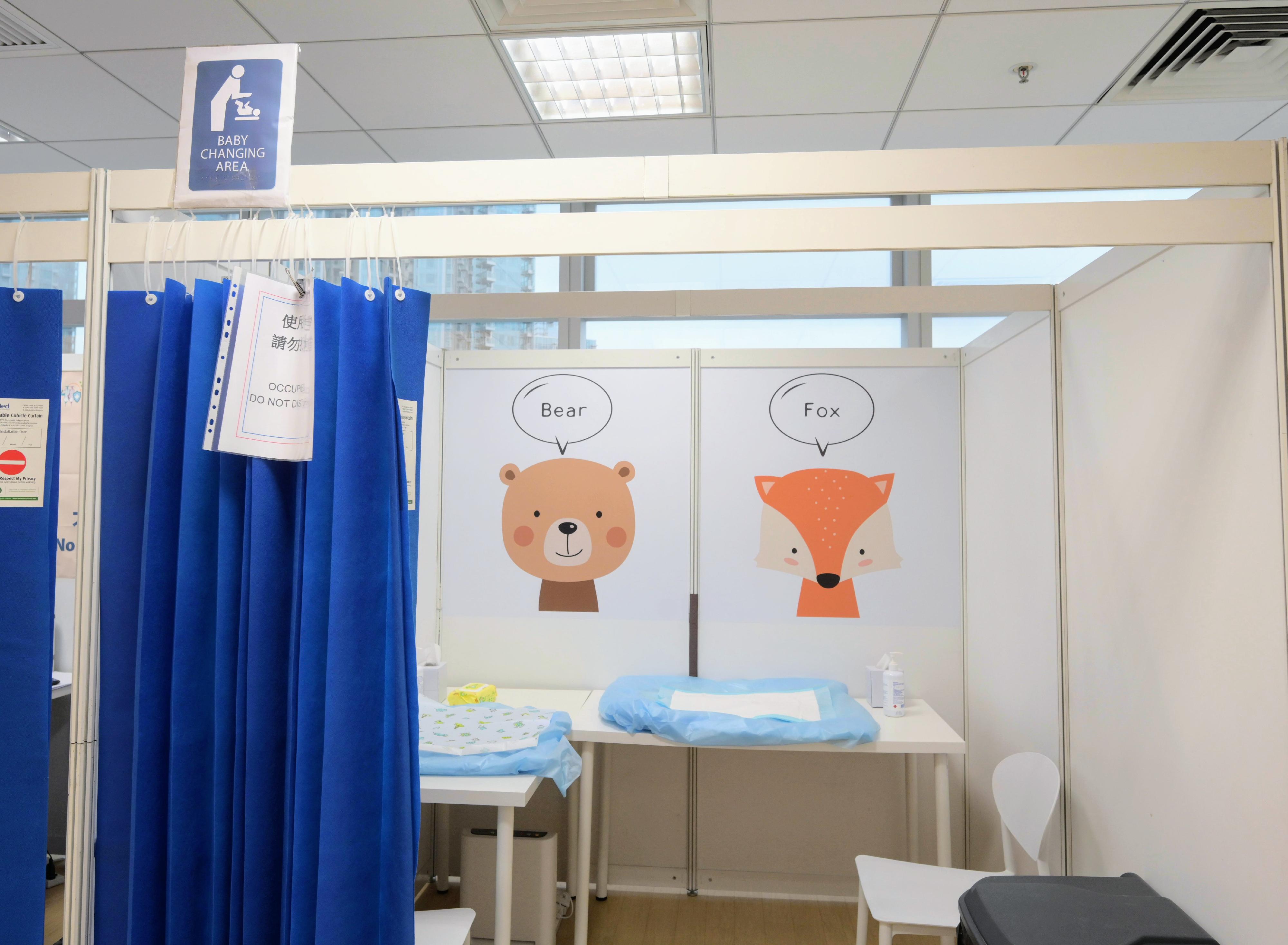 Children aged from 6 months to 3 years may receive the Sinovac vaccine starting from today (August 4). In order to let children receive vaccination in a more relaxing environment, five Community Vaccination Centres (CVCs) providing the Sinovac vaccine have retrofitted some vaccination booths specifically for children and decorated them with stickers of animal cartoons. Photo shows a diaper changing room set up at a CVC in Kwun Tong for parents' use when necessary.