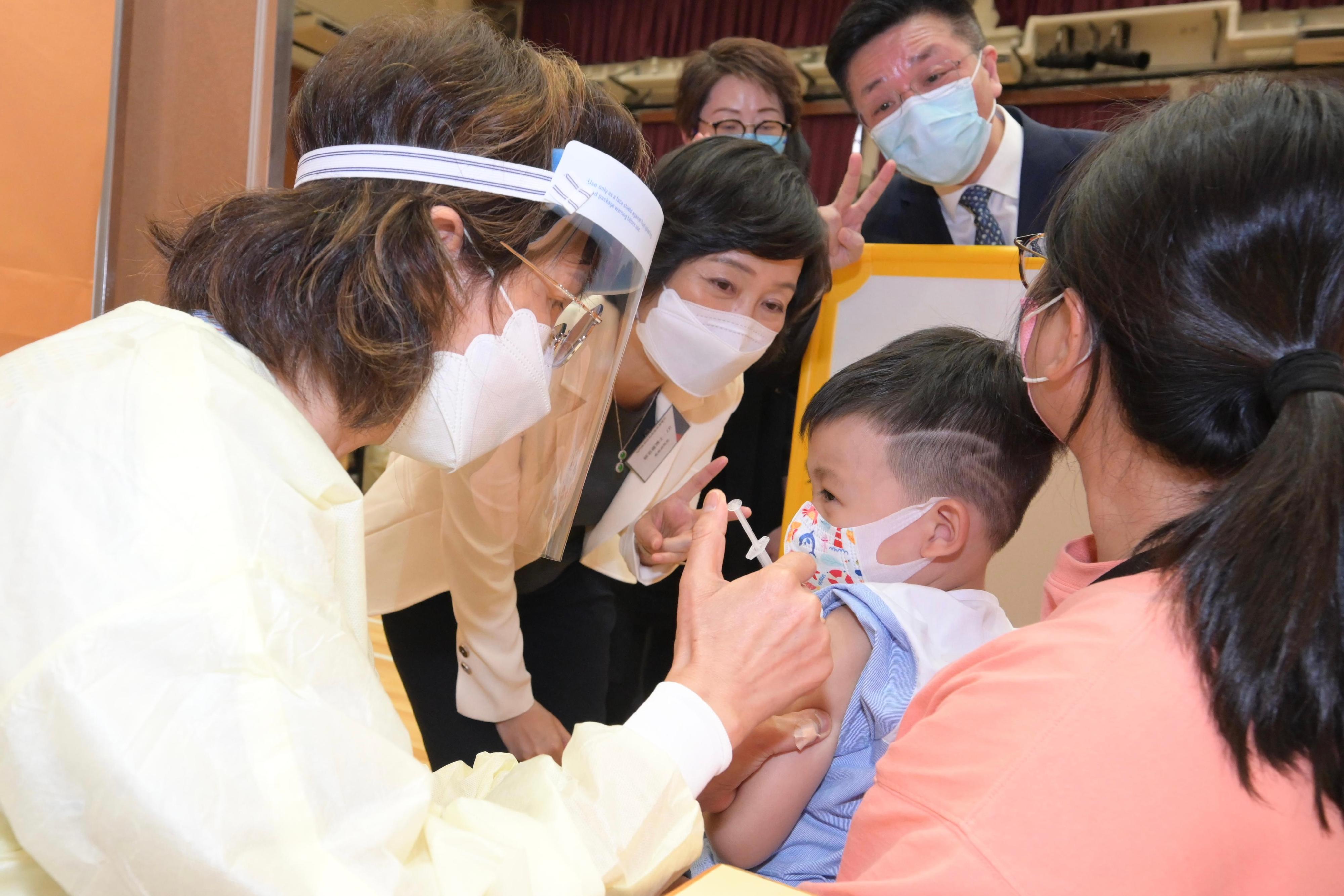 The Secretary for Education, Dr Choi Yuk-lin, visited TWGHs Yau Tze Tin Memorial College today (August 5) to attend the "School Vaccination Day" activity, which was organised by the Education Bureau and a school sponsoring body for the first time. Photo shows Dr Choi (second left) accompanying a student receiving a COVID-19 vaccination.