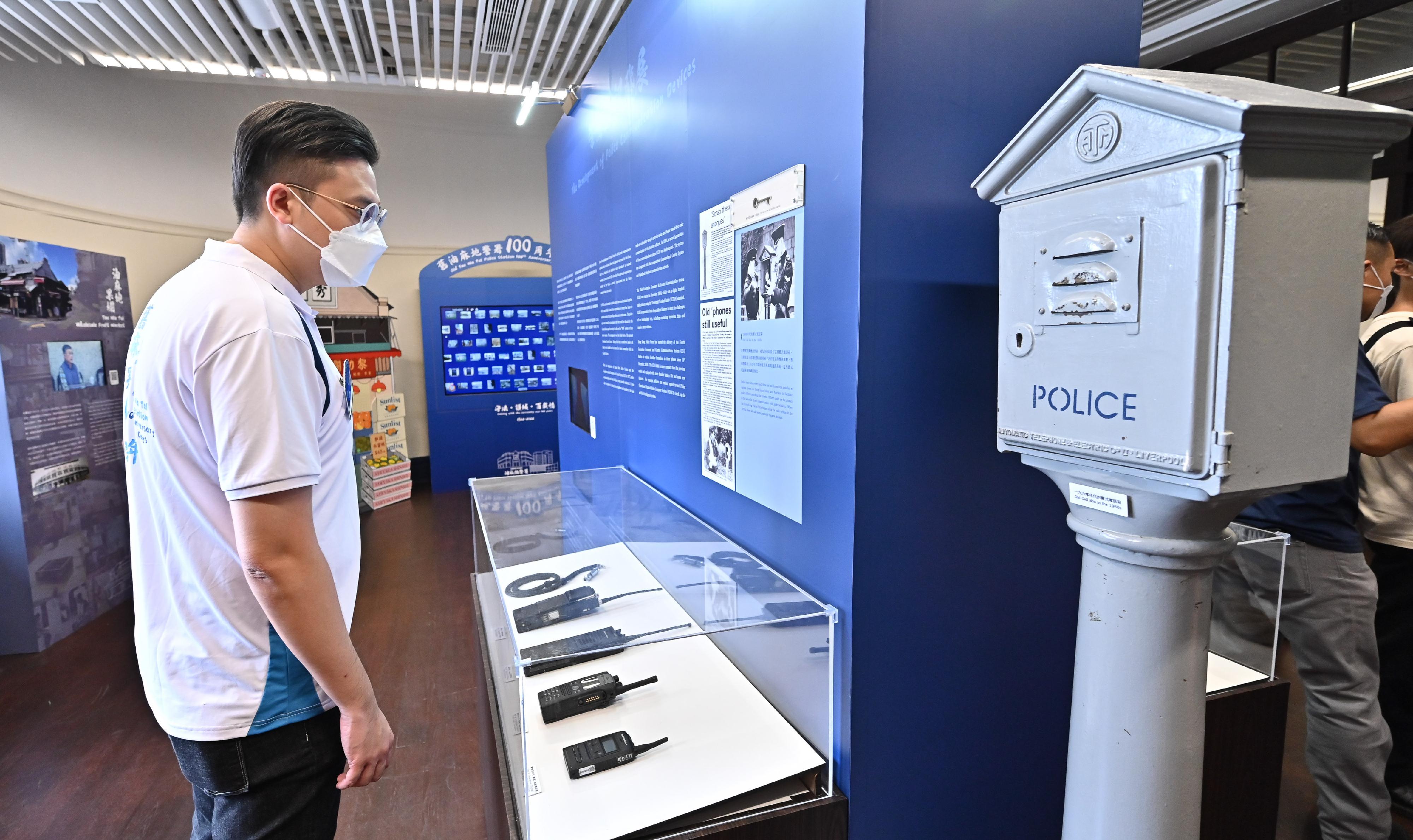 警務處「舊油麻地警署100周年」開放日今日（八月六日）舉行開幕儀式。圖示訪客參觀警察不同年代的通訊裝備，了解當中的演變。
