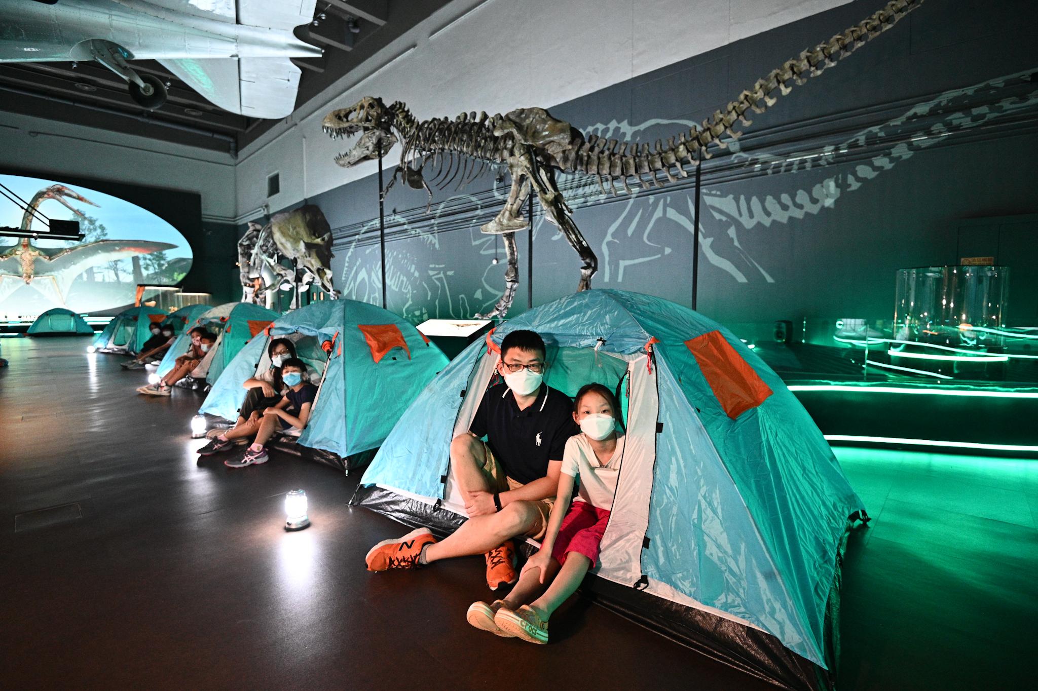 香港科學館昨晚（八月五日）舉行首場「與龍同眠」留宿活動。參加者於展覽廳內恐龍化石下架設的帳篷留宿。