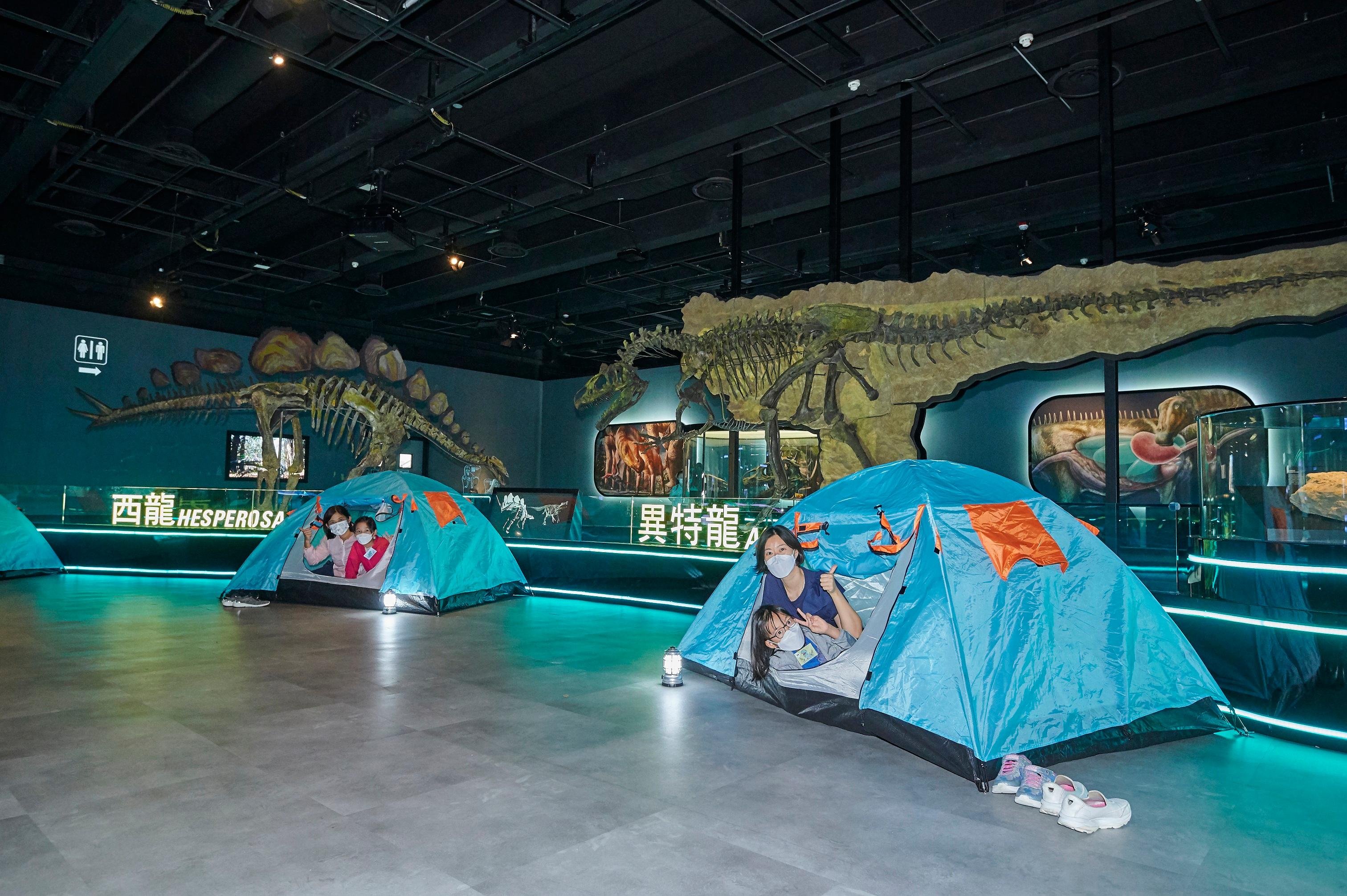 香港科學館昨晚（八月五日）舉行首場「與龍同眠」留宿活動。參加者於展覽廳內恐龍化石下架設的帳篷留宿。
