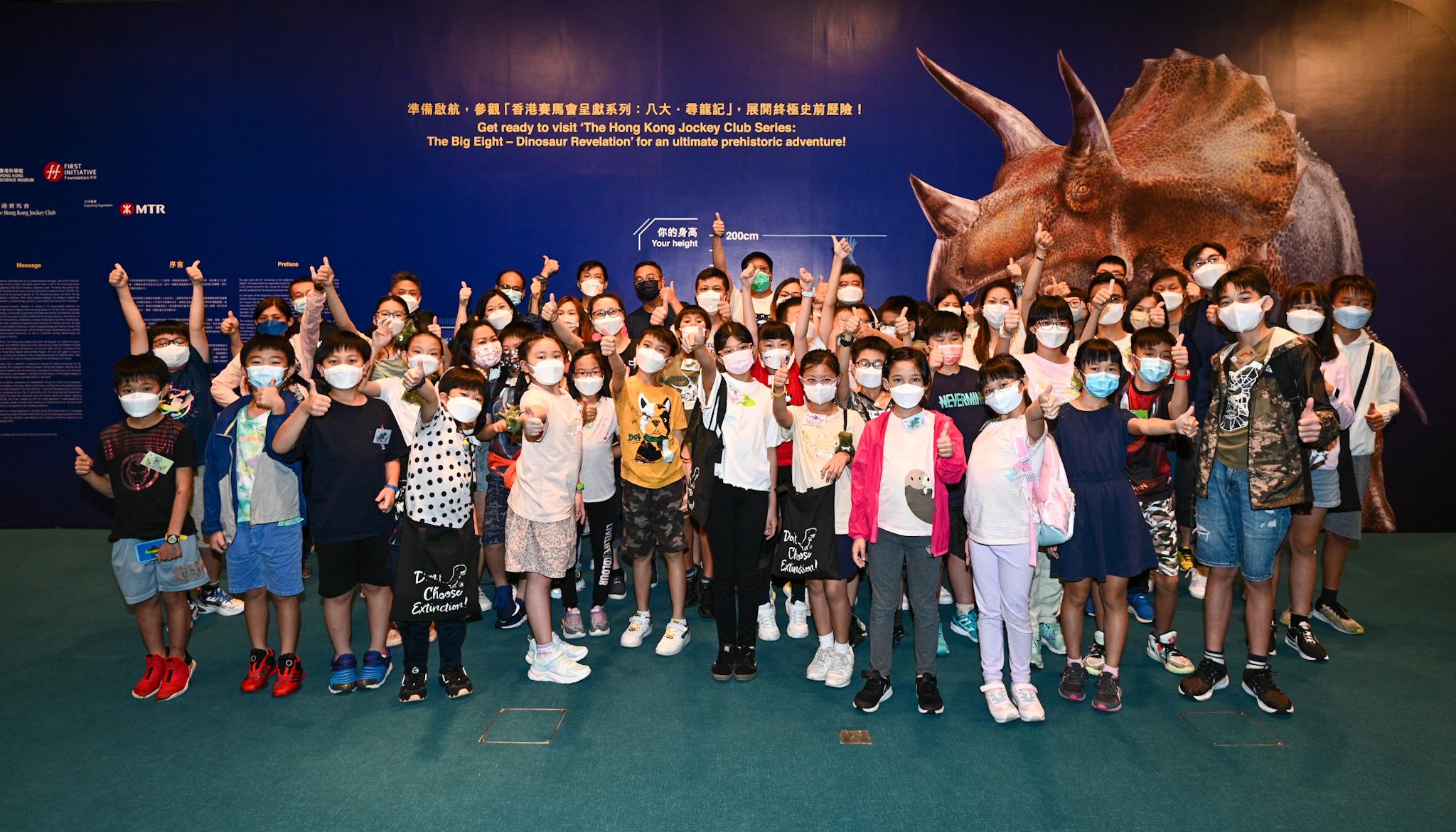 香港科學館昨晚（八月五日）舉行首場「與龍同眠」留宿活動。三十組親子參加者與恐龍度過一個別開生面的晚上。